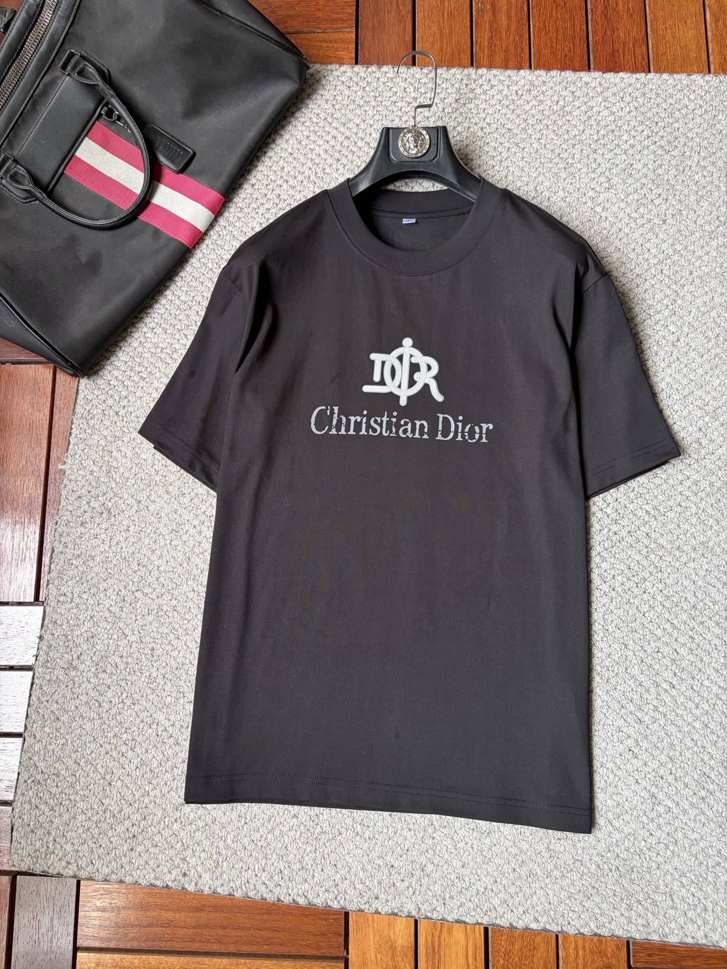 NO:918747,dr2026ss spring and summer high-quality pure cotton short-sleeved T-shirt, top original order quality, the latest technology requirements, top orders require sewing work, super easy to match, top customization, with the whole details, the quality and tailoring design are first-class, customized imported pure cotton fabric!  Full of style, the color is light and versatile. M-4XL, please state your height and weight when placing an order, T-shirt, tees, t-shirt,19860909dr2026ss春夏高品质纯棉短袖T恤,顶级原单品质,当下最新工艺要求,顶级订单要求车线做工,超级好搭配,顶级定制,搭配整件细节 ,品质及剪裁设计都堪称一流,定制进口纯棉面料！型格十足,配色轻熟百搭.M-4XL,下单报身高体重,,T-shirt,tees，t-shirt,,Men's clothing