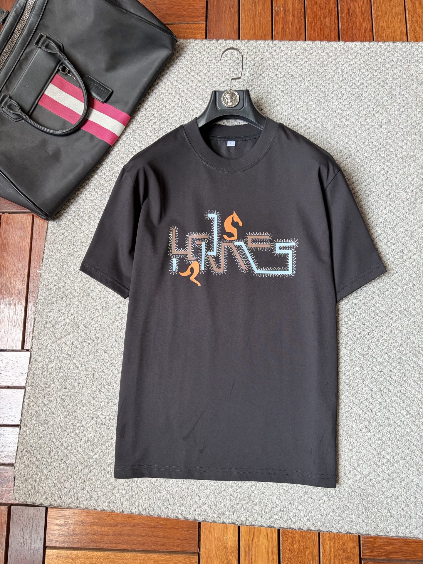 NO:918749,Hermès 2026ss spring and summer high-quality pure cotton short-sleeved T-shirt, top original order quality, the latest process requirements, top orders require sewing work, super easy to match, top customization, with the whole details, the quality and tailoring design are first-class, custom-made imported pure cotton fabric!  Full of style, the color is light and versatile. M-4XL, please state your height and weight when placing an order, hermes, T-shirt, tees, t-shirt,19860909爱马仕 2026ss春夏高品质纯棉短袖T恤,顶级原单品质,当下最新工艺要求,顶级订单要求车线做工,超级好搭配,顶级定制,搭配整件细节 ,品质及剪裁设计都堪称一流,定制进口纯棉面料！型格十足,配色轻熟百搭.M-4XL,下单报身高体重,,hermes,T-shirt,tees，t-shirt,,Men's clothing
