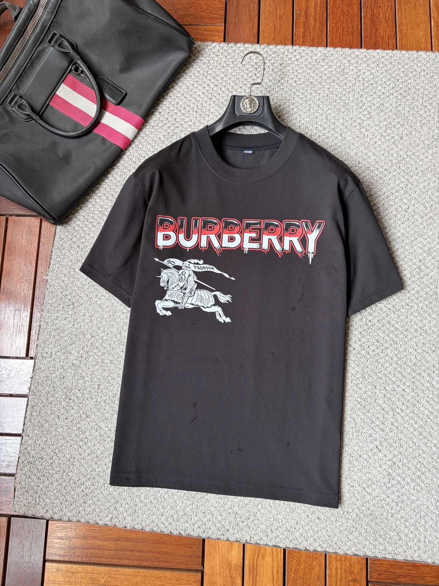 NO:918751,Burberry 2026ss spring and summer high-quality pure cotton short-sleeved T-shirt, top original order quality, the latest technology requirements, top orders require sewing work, super easy to match, top customization, with the whole details, the quality and tailoring design are first-class, customized imported pure cotton fabric!  Full of style, the color is light and versatile. M-4XL, please state your height and weight when placing an order, burberry, T-shirt, tees, t-shirt,19860909巴宝莉 2026ss春夏高品质纯棉短袖T恤,顶级原单品质,当下最新工艺要求,顶级订单要求车线做工,超级好搭配,顶级定制,搭配整件细节 ,品质及剪裁设计都堪称一流,定制进口纯棉面料！型格十足,配色轻熟百搭.M-4XL,下单报身高体重,,burberry,T-shirt,tees，t-shirt,,Men's clothing
