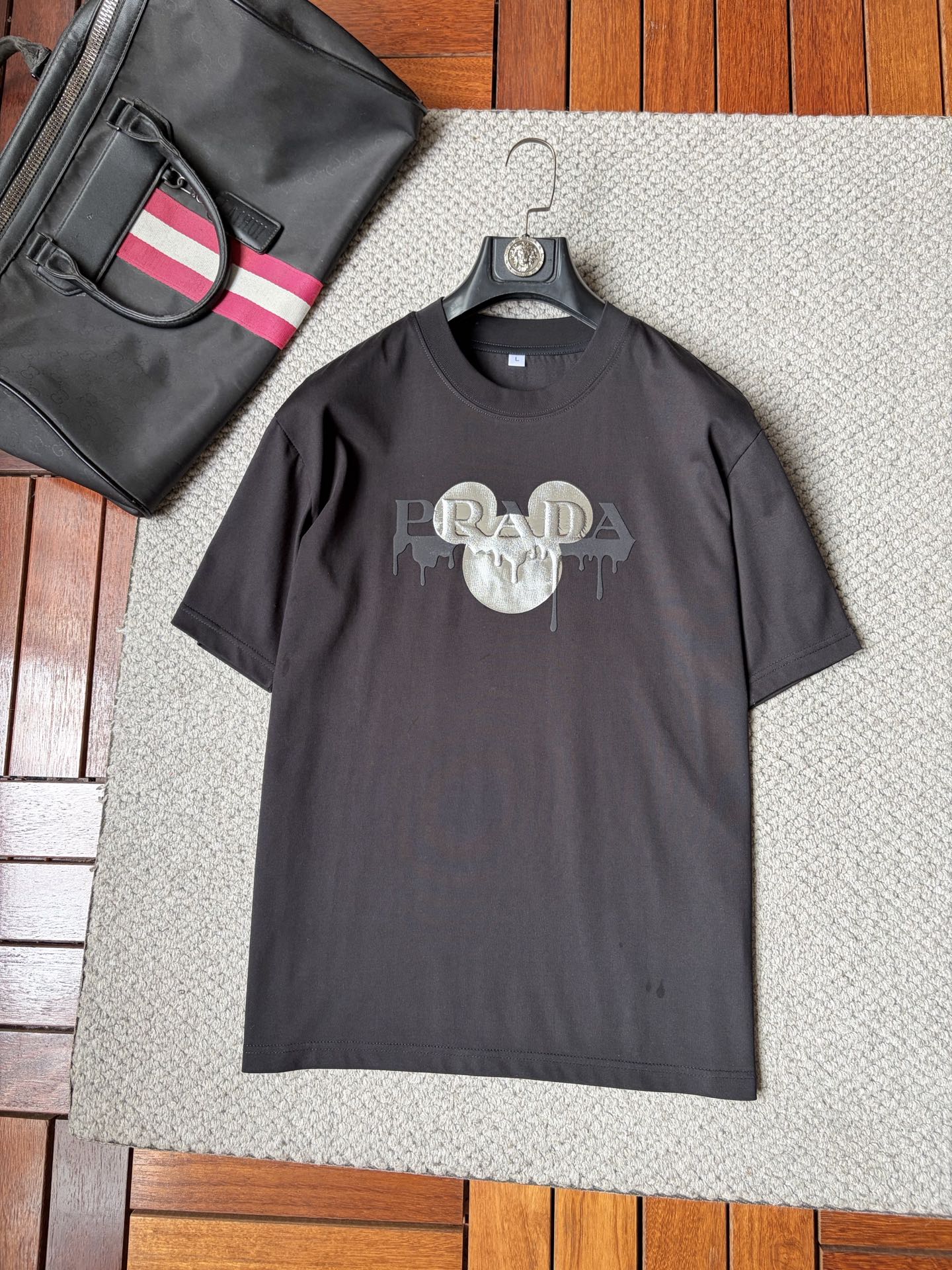 NO:918753,Prada 2026ss spring and summer high-quality pure cotton short-sleeved T-shirt, top original order quality, the latest technology requirements, top orders require sewing work, super easy to match, top customization, with the whole detail, the quality and tailoring design are first-class, customized imported pure cotton fabric!  Full of style, the color is light and versatile. M-4XL, please state your height and weight when placing an order, prada, T-shirt, tees, t-shirt,19860909普拉达 2026ss春夏高品质纯棉短袖T恤,顶级原单品质,当下最新工艺要求,顶级订单要求车线做工,超级好搭配,顶级定制,搭配整件细节 ,品质及剪裁设计都堪称一流,定制进口纯棉面料！型格十足,配色轻熟百搭.M-4XL,下单报身高体重,,prada,T-shirt,tees，t-shirt,,Men's clothing