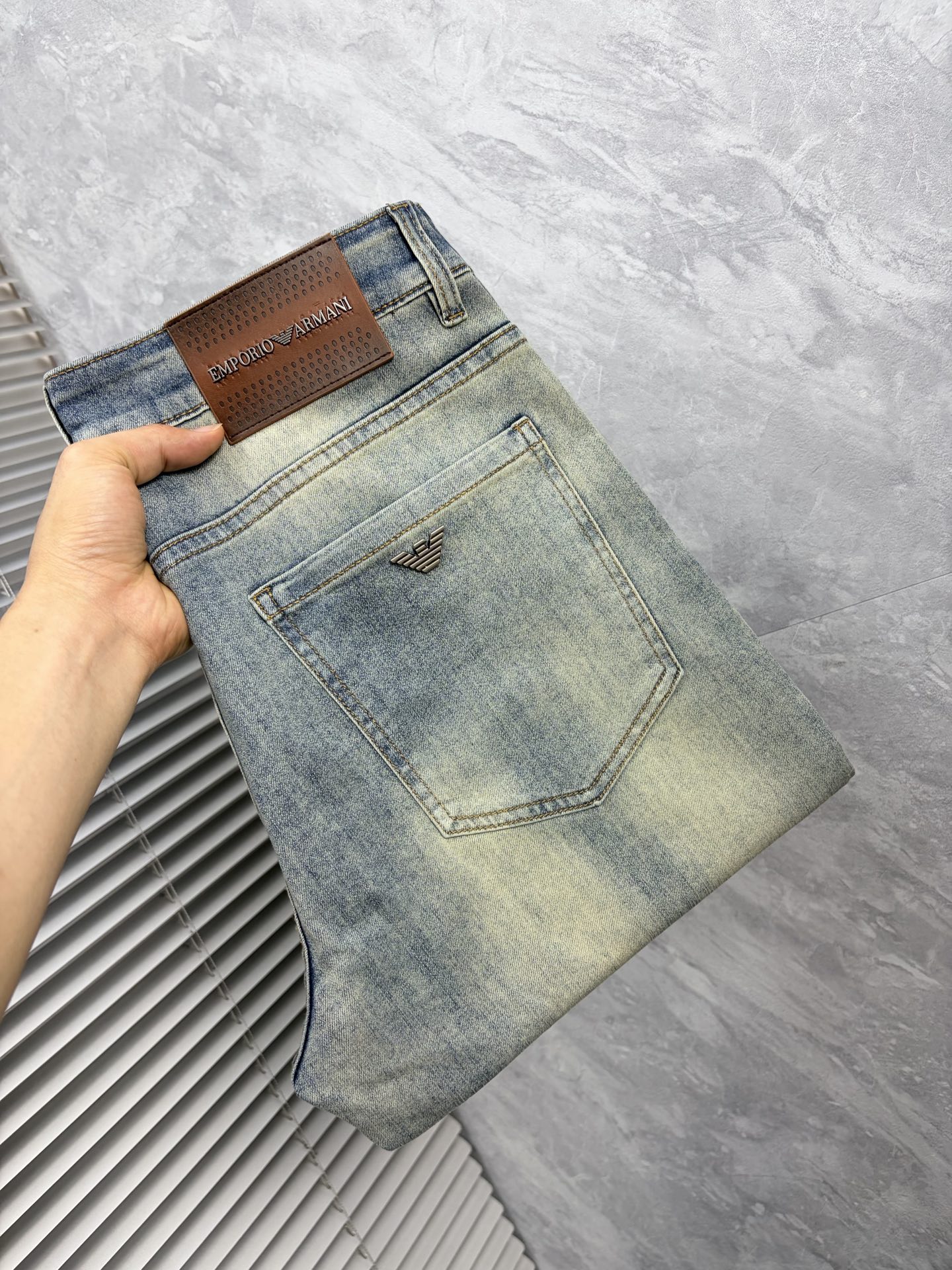 NO:927108,Ama's 2016 official website high-end new products are original and a few cool jeans, 100% original and versatile!  This year's latest popular style design is made of denim fabric made of imported Turkish cotton. It is comfortable on the upper body and has a tall and stylish tailoring design!  Low-key yet luxurious, with a super-feeling upper body that is exquisite and lively, simplicity is beauty. It is perfect for everything, a must-have item for handsome men!  Original logo, personality, fashion, charm, size 29-38,,jeans,19860909阿玛 2016官网高端新品原单少数帅爆牛仔裤,百分百原单 百搭神器！今年最新流行的风格设计款式,采用进口土耳其的棉花制作成的单宁布,上身舒适,剪裁设计挺拔有型！低调不失奢华 超有feel上身精致跃然,简单就是美.完爆一切,型男必备单品！原版logo个性 时尚 魅力码数29-38,,jeans,,Men's clothing