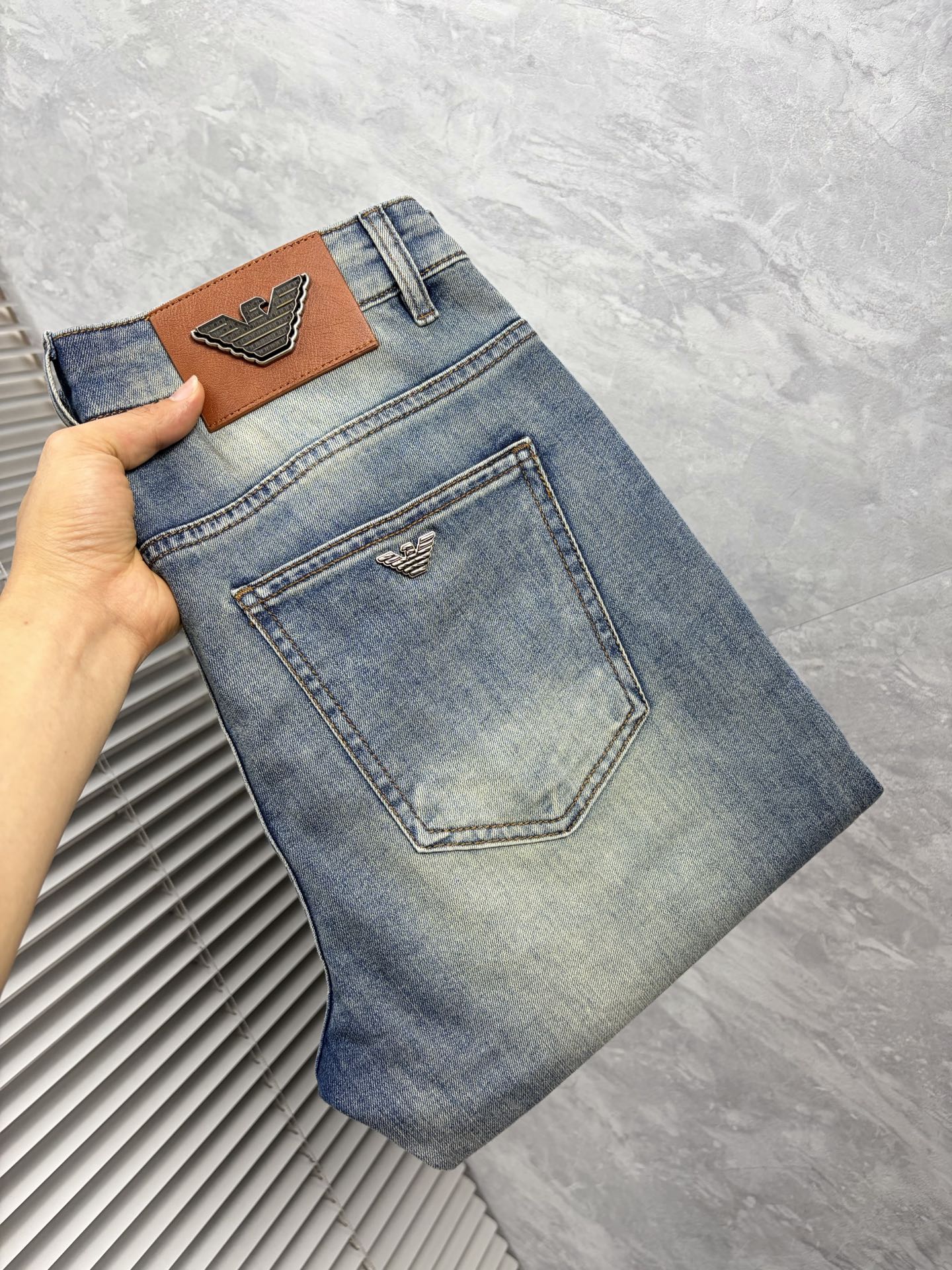 NO:906186,Ama's 2016 official website high-end new products are original and a few cool jeans, 100% original and versatile!  This year's latest popular style design is made of denim fabric made of imported Turkish cotton. It is comfortable on the upper body and has a tall and stylish tailoring design!  Low-key yet luxurious, with a super-feeling upper body that is exquisite and lively, simplicity is beauty. It is perfect for everything, a must-have item for handsome men!  Original logo, personality, fashion, charm, size 29-38,,jeans,19860909阿玛 2016官网高端新品原单少数帅爆牛仔裤,百分百原单 百搭神器！今年最新流行的风格设计款式,采用进口土耳其的棉花制作成的单宁布,上身舒适,剪裁设计挺拔有型！低调不失奢华 超有feel上身精致跃然,简单就是美.完爆一切,型男必备单品！原版logo个性 时尚 魅力码数29-38,,jeans,,Men's clothing
