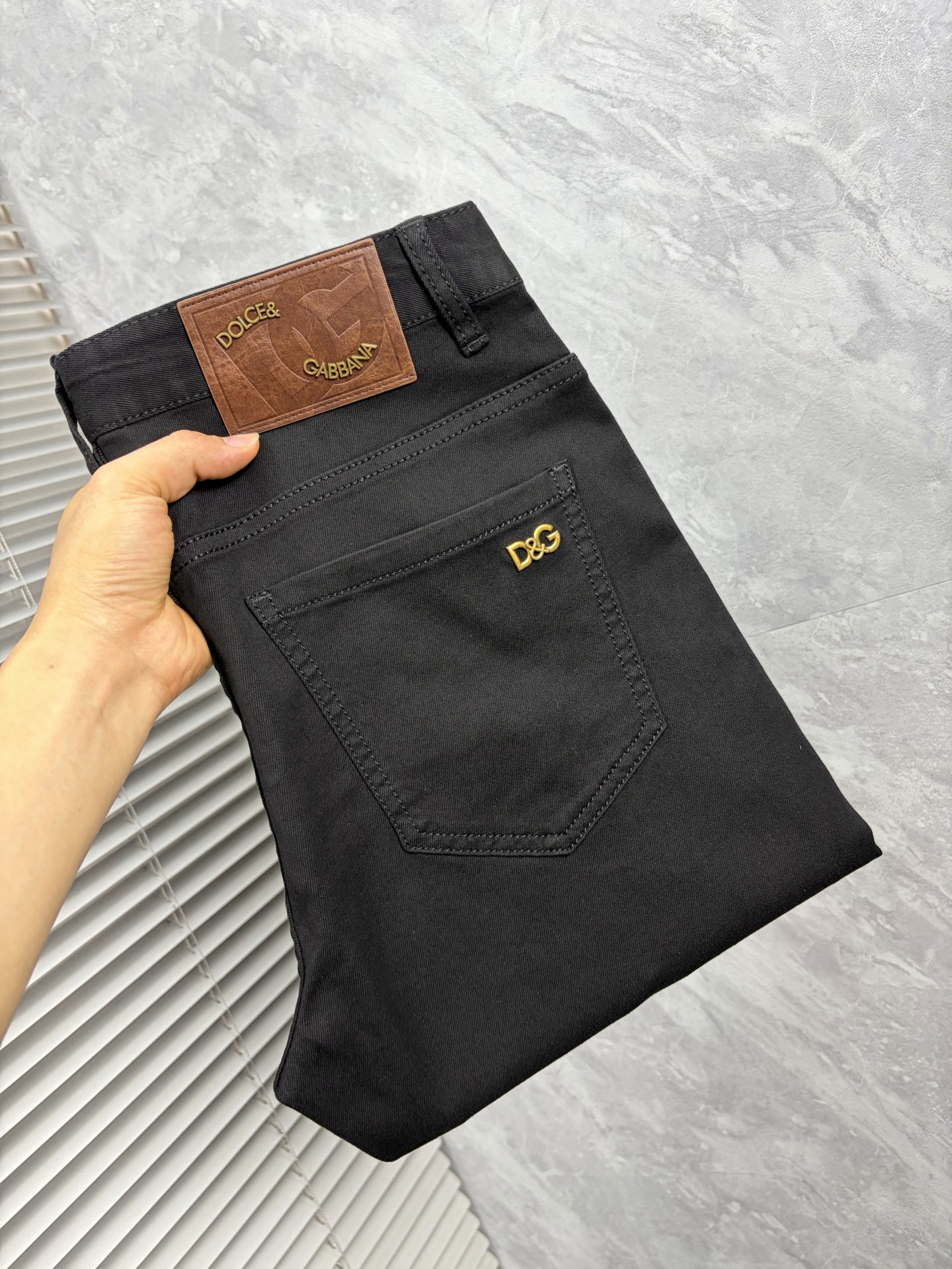 NO:906193,DG2016 official website's high-end new products are original and a few cool jeans, 100% original and versatile!  This year's latest popular style design is made of denim fabric made of imported Turkish cotton. It is comfortable on the upper body and has a tall and stylish tailoring design!  Low-key yet luxurious, with a super-feeling upper body that is exquisite and lively, simplicity is beauty. It is perfect for everything, a must-have item for handsome men!  Original logo, personality, fashion, charm, size 29-38,,jeans,19860909DG2016官网高端新品原单少数帅爆牛仔裤,百分百原单 百搭神器！今年最新流行的风格设计款式,采用进口土耳其的棉花制作成的单宁布,上身舒适,剪裁设计挺拔有型！低调不失奢华 超有feel上身精致跃然,简单就是美.完爆一切,型男必备单品！原版logo个性 时尚 魅力码数29-38,,jeans,,Men's clothing