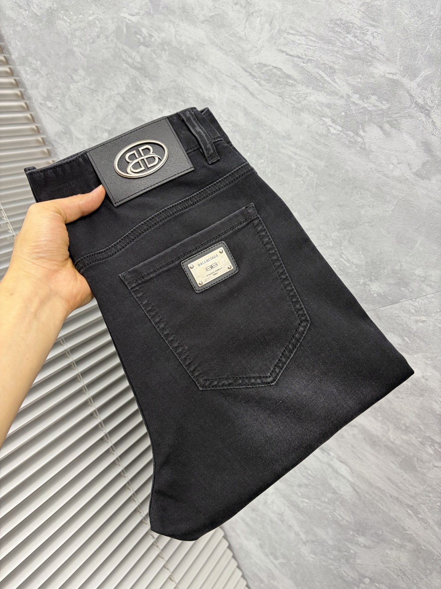 NO:906250,Paris 2016 official website high-end new products, original orders, a small number of handsome jeans, 100% original orders, versatile artifact!  This year's latest popular style design is made of denim fabric made of imported Turkish cotton. It is comfortable on the upper body and has a tall and stylish tailoring design!  Low-key yet luxurious, with a super-feeling upper body that is exquisite and lively, simplicity is beauty. It is perfect for everything, a must-have item for handsome men!  Original logo, personality, fashion, charm, size 29-38,,jeans,19860909巴黎2016官网高端新品原单少数帅爆牛仔裤,百分百原单 百搭神器！今年最新流行的风格设计款式,采用进口土耳其的棉花制作成的单宁布,上身舒适,剪裁设计挺拔有型！低调不失奢华 超有feel上身精致跃然,简单就是美.完爆一切,型男必备单品！原版logo个性 时尚 魅力码数29-38,,jeans,,Men's clothing
