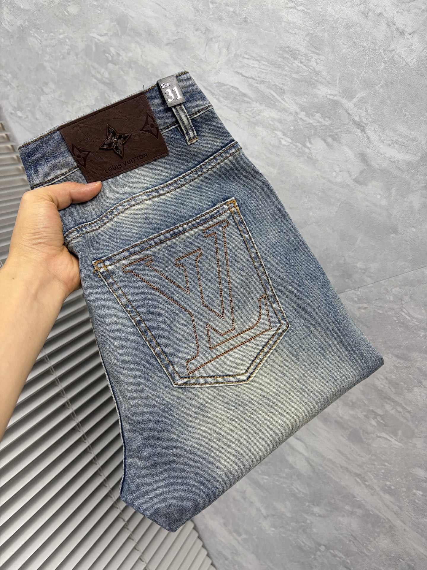 NO:906256,LV2016 official website high-end new products, original orders, a small number of handsome jeans, 100% original orders, versatile artifact!  This year's latest popular style design is made of denim fabric made of imported Turkish cotton. It is comfortable on the upper body and has a tall and stylish tailoring design!  Low-key yet luxurious, with a super-feeling upper body that is exquisite and lively, simplicity is beauty. It is perfect for everything, a must-have item for handsome men!  Original logo personality, fashion, charm, code number 29-38, Louis Vuitton, Jeans,19860909LV2016官网高端新品原单少数帅爆牛仔裤,百分百原单 百搭神器！今年最新流行的风格设计款式,采用进口土耳其的棉花制作成的单宁布,上身舒适,剪裁设计挺拔有型！低调不失奢华 超有feel上身精致跃然,简单就是美.完爆一切,型男必备单品！原版logo个性 时尚 魅力码数29-38,,louis vuitton,jeans,,Men's clothing