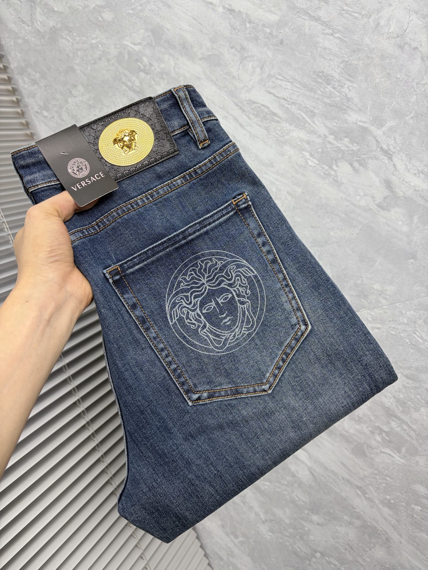 NO:877913,Versace's 2026 new men's jeans have good fabric elasticity. Exclusively available on the official website. Fashionable and elegant. Heavy craftsmanship design. Adopt original color yeast washing process. Select imported heavyweight denim denim fabric. Equipped with counter hardware decoration. Genuine leather label. Exquisite stitching. Big brand style. Worth owning. Size 28-38, shipped next day,,versace,jeans,19860909范思哲 2026新品男士牛仔裤 面料弹性好.独家发售 官网同步 时尚优雅 重工艺设计.采用原色酵母水洗工艺 精选进口重磅丹宁牛仔面料 配专柜五金装饰 真皮皮牌 精致车线 大牌风范 值得拥有.码数28-38,隔天出货,,versace,jeans,,Men's clothing