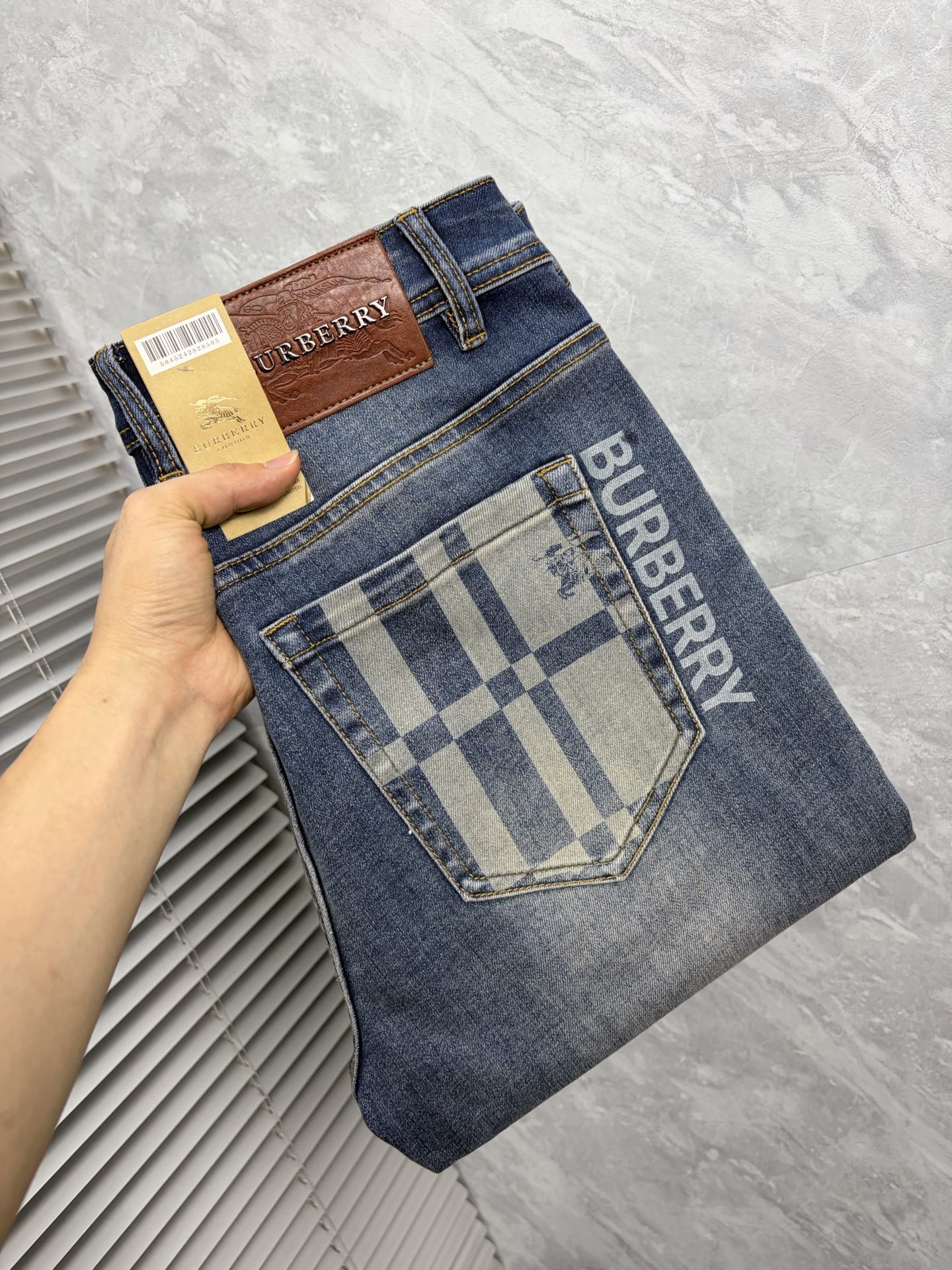 NO:877916,Burberry's 2026 new men's jeans are made of good elasticity. Exclusively available on the official website. Fashionable and elegant. Heavy craftsmanship design. Using original color yeast washing process. Selected imported heavyweight denim denim fabric. Equipped with counter hardware decoration. Genuine leather label. Exquisite stitching. Big brand style. Worth owning. Size 28-38, shipped next day, burberry, jeans,19860909巴宝莉 2026新品男士牛仔裤 面料弹性好.独家发售 官网同步 时尚优雅 重工艺设计.采用原色酵母水洗工艺 精选进口重磅丹宁牛仔面料 配专柜五金装饰 真皮皮牌 精致车线 大牌风范 值得拥有.码数28-38,隔天出货,,burberry,jeans,,Men's clothing