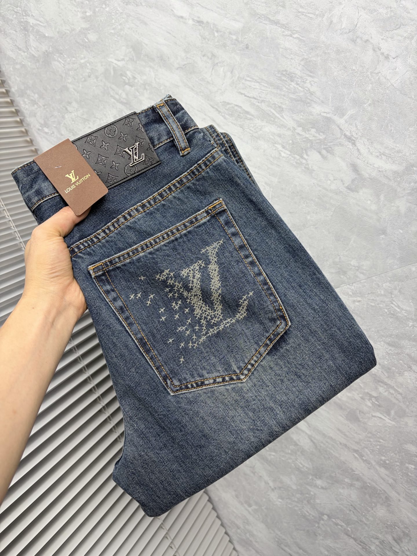 NO:877880,LV 2026 new men's jeans with good elasticity. Exclusively available on the official website. Fashionable and elegant. Heavy craftsmanship design. Using original color yeast washing process. Selected imported heavyweight denim denim fabric. Equipped with counter hardware decoration. Genuine leather label. Exquisite stitching. Big brand style. Worth owning. Size 28-38, shipped next day, Louis Vuitton, Jeans,19860909LV 2026新品男士牛仔裤 面料弹性好.独家发售 官网同步 时尚优雅 重工艺设计.采用原色酵母水洗工艺 精选进口重磅丹宁牛仔面料 配专柜五金装饰 真皮皮牌 精致车线 大牌风范 值得拥有.码数28-38,隔天出货,,louis vuitton,jeans,,Men's clothing