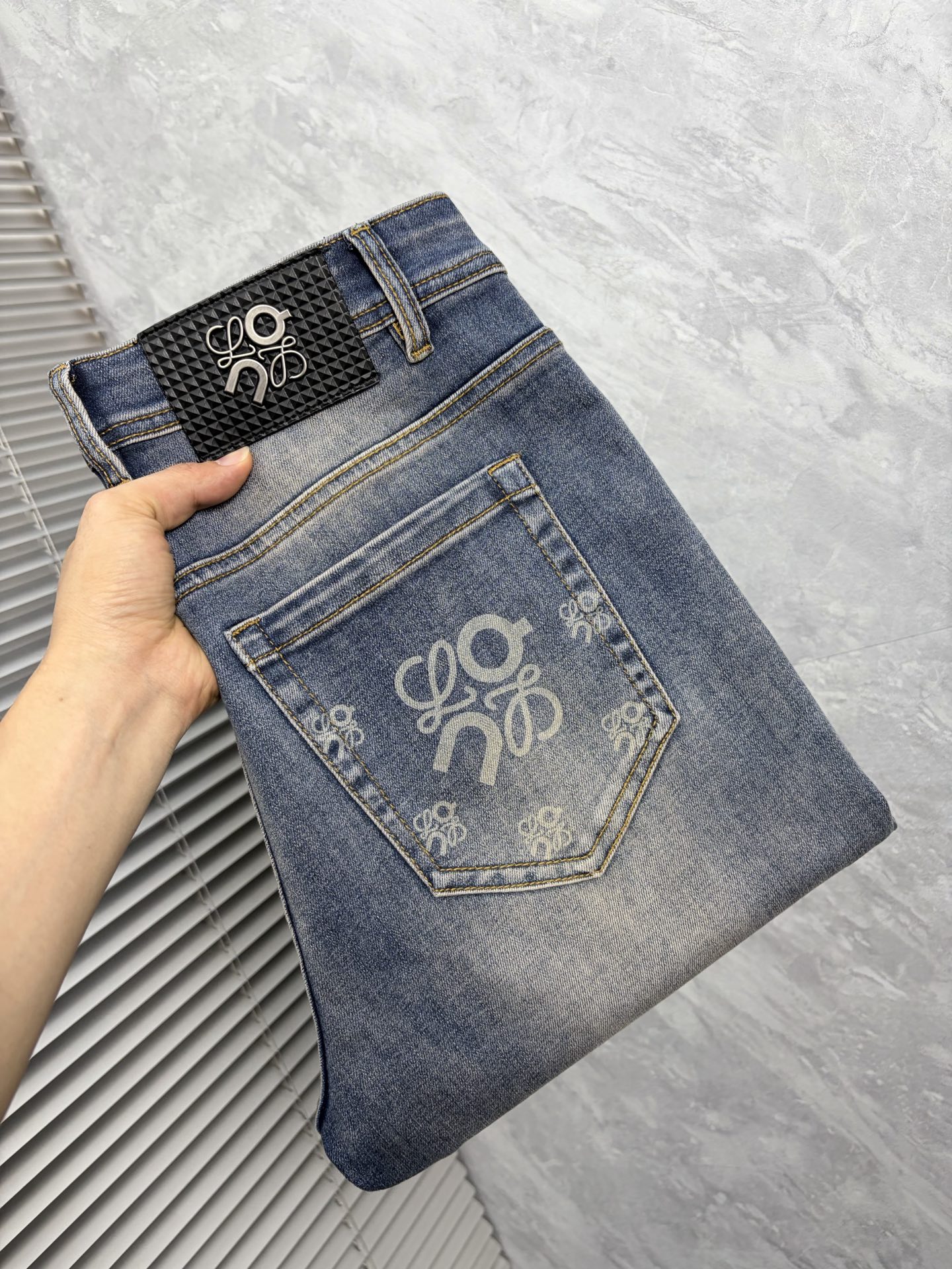 NO:877885,Loewe's 2026 new men's jeans have good elasticity. Exclusively available on the official website. Fashionable and elegant. Heavy craftsmanship design. Using original color yeast washing process. Selected imported heavyweight denim denim fabric. Equipped with counter hardware decoration. Genuine leather label. Exquisite stitching. Big brand style. Worth owning. Code number 28-38, shipped next day,,loewe,jeans,19860909罗意威 2026新品男士牛仔裤 面料弹性好.独家发售 官网同步 时尚优雅 重工艺设计.采用原色酵母水洗工艺 精选进口重磅丹宁牛仔面料 配专柜五金装饰 真皮皮牌 精致车线 大牌风范 值得拥有.码数28-38,隔天出货,,loewe,jeans,,Men's clothing