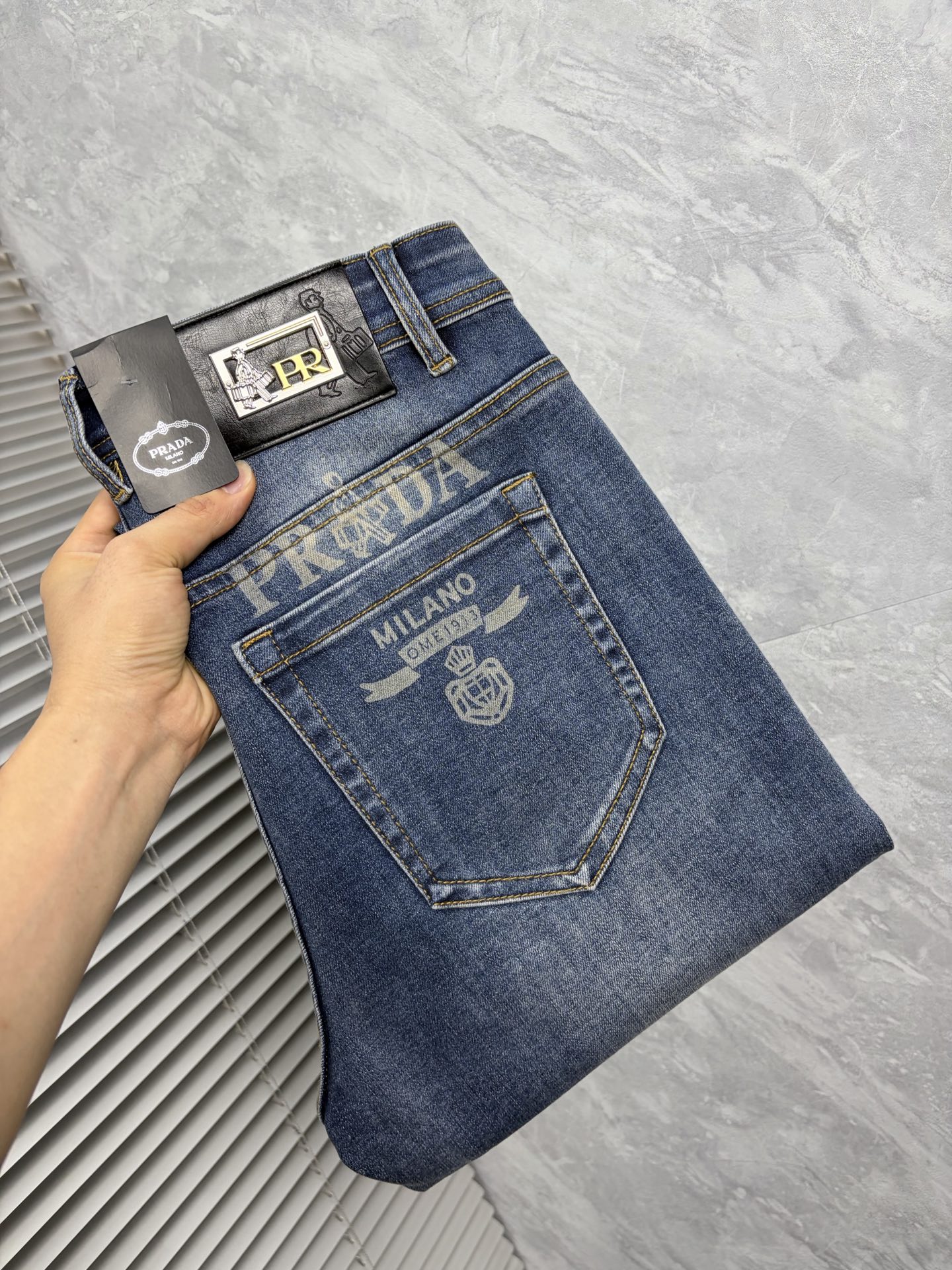 NO:877890,Prada's 2026 new men's jeans have good fabric elasticity. Exclusively available on the official website. Fashionable and elegant. Heavy craftsmanship design. Adopt original color yeast washing process. Selected imported heavyweight denim denim fabric. Equipped with counter hardware decoration. Genuine leather label. Exquisite stitching. Big brand style. Worth owning. Size 28-38, shipped next day, prada,jeans,19860909普拉达 2026新品男士牛仔裤 面料弹性好.独家发售 官网同步 时尚优雅 重工艺设计.采用原色酵母水洗工艺 精选进口重磅丹宁牛仔面料 配专柜五金装饰 真皮皮牌 精致车线 大牌风范 值得拥有.码数28-38,隔天出货,,prada,jeans,,Men's clothing