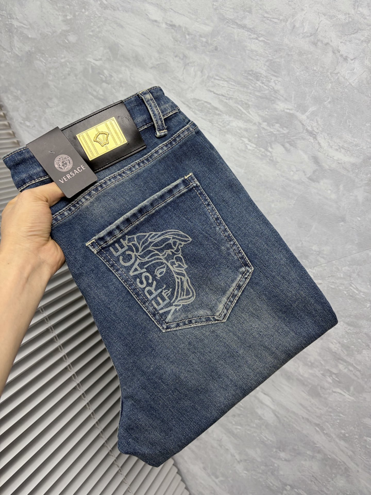 NO:877895,Versace's 2026 new men's jeans have good fabric elasticity. Exclusively available on the official website. Fashionable and elegant. Heavy craftsmanship design. Adopt original color yeast washing process. Select imported heavyweight denim denim fabric. Equipped with counter hardware decoration. Genuine leather label. Exquisite stitching. Big brand style. Worth owning. Size 28-38, shipped next day,,versace,jeans,19860909范思哲 2026新品男士牛仔裤 面料弹性好.独家发售 官网同步 时尚优雅 重工艺设计.采用原色酵母水洗工艺 精选进口重磅丹宁牛仔面料 配专柜五金装饰 真皮皮牌 精致车线 大牌风范 值得拥有.码数28-38,隔天出货,,versace,jeans,,Men's clothing
