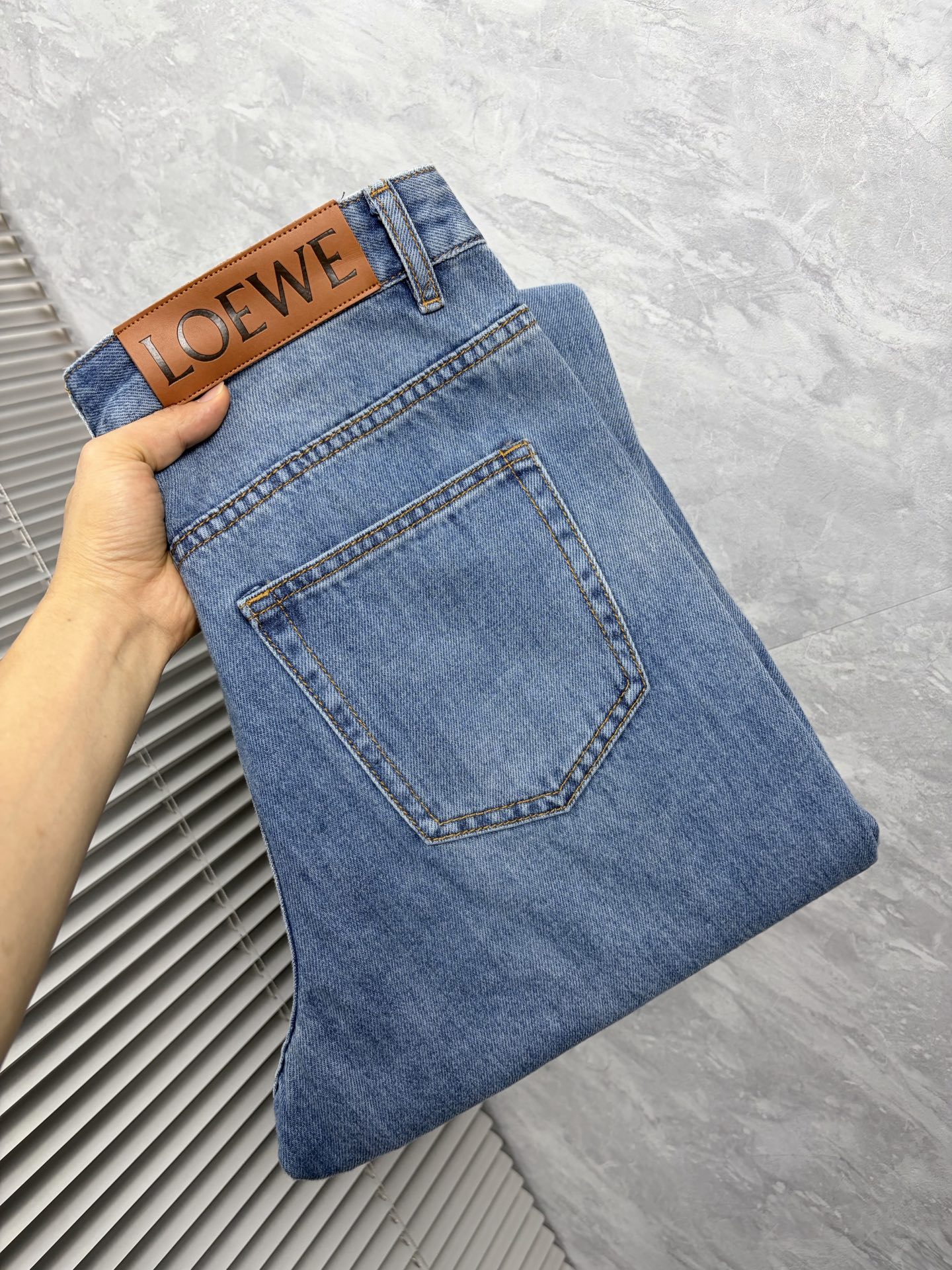 NO:877900,Loewe's 2026 new men's jeans have good elasticity. Exclusively available on the official website. Fashionable and elegant. Heavy craftsmanship design. Using original color yeast washing process. Selected imported heavyweight denim denim fabric. Equipped with counter hardware decoration. Genuine leather label. Exquisite stitching. Big brand style. Worth owning. Code number 28-38, shipped next day,,loewe,jeans,19860909罗意威 2026新品男士牛仔裤 面料弹性好.独家发售 官网同步 时尚优雅 重工艺设计.采用原色酵母水洗工艺 精选进口重磅丹宁牛仔面料 配专柜五金装饰 真皮皮牌 精致车线 大牌风范 值得拥有.码数28-38,隔天出货,,loewe,jeans,,Men's clothing