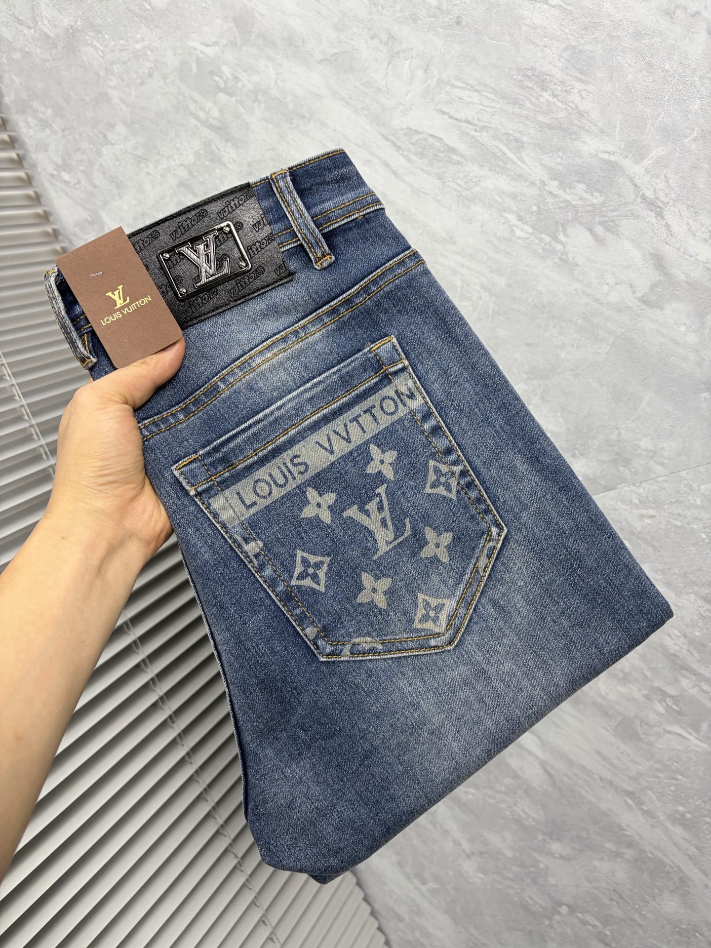 NO:877906,LV 2026 new men's jeans with good elasticity. Exclusively available on the official website. Fashionable and elegant. Heavy craftsmanship design. Using original color yeast washing process. Selected imported heavyweight denim denim fabric. Equipped with counter hardware decoration. Genuine leather label. Exquisite stitching. Big brand style. Worth owning. Size 28-38, shipped next day, Louis Vuitton, Jeans,19860909LV 2026新品男士牛仔裤 面料弹性好.独家发售 官网同步 时尚优雅 重工艺设计.采用原色酵母水洗工艺 精选进口重磅丹宁牛仔面料 配专柜五金装饰 真皮皮牌 精致车线 大牌风范 值得拥有.码数28-38,隔天出货,,louis vuitton,jeans,,Men's clothing
