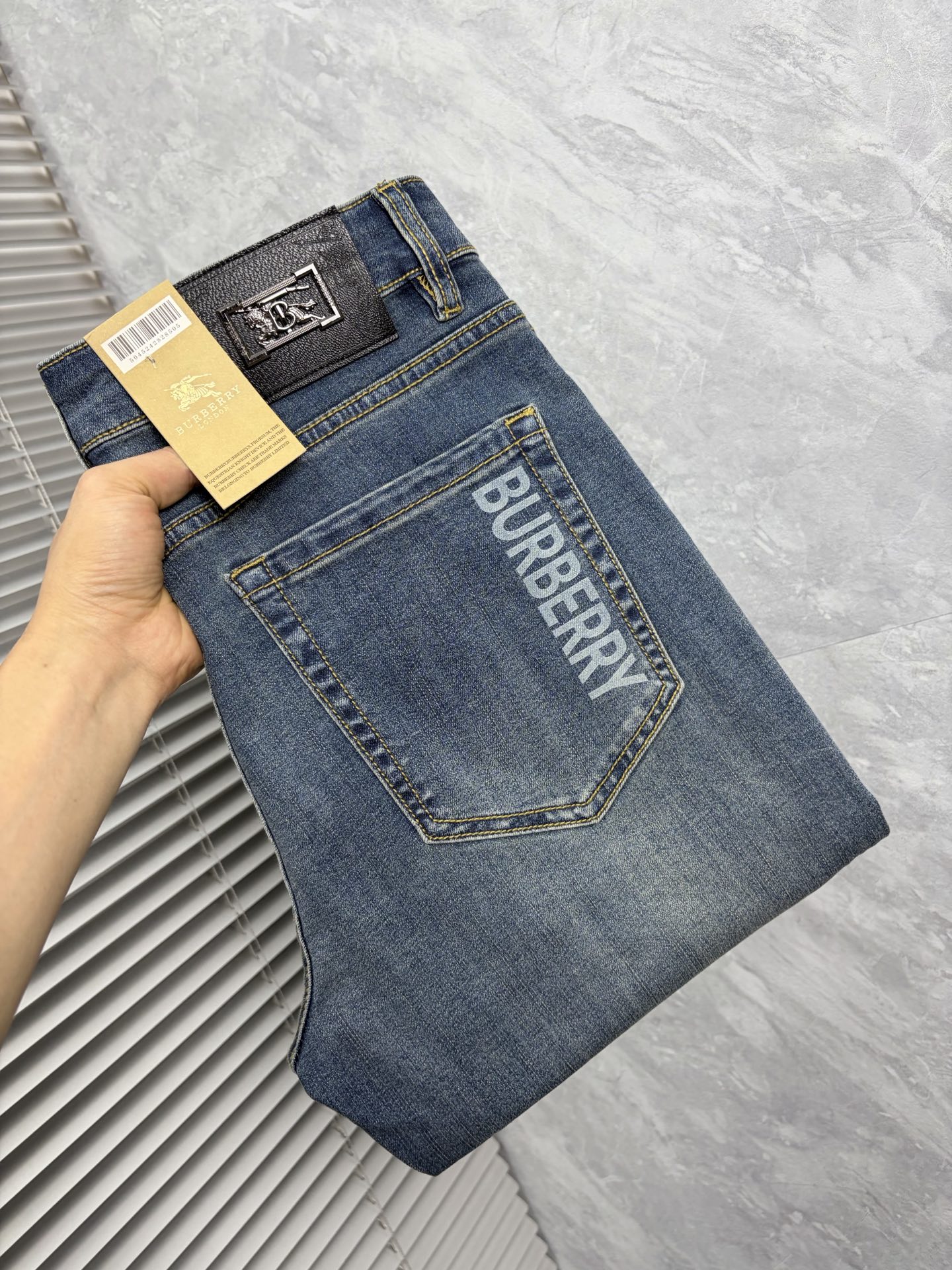 NO:877911,Burberry's 2026 new men's jeans are made of good elasticity. Exclusively available on the official website. Fashionable and elegant. Heavy craftsmanship design. Using original color yeast washing process. Selected imported heavyweight denim denim fabric. Equipped with counter hardware decoration. Genuine leather label. Exquisite stitching. Big brand style. Worth owning. Size 28-38, shipped next day, burberry, jeans,19860909巴宝莉 2026新品男士牛仔裤 面料弹性好.独家发售 官网同步 时尚优雅 重工艺设计.采用原色酵母水洗工艺 精选进口重磅丹宁牛仔面料 配专柜五金装饰 真皮皮牌 精致车线 大牌风范 值得拥有.码数28-38,隔天出货,,burberry,jeans,,Men's clothing