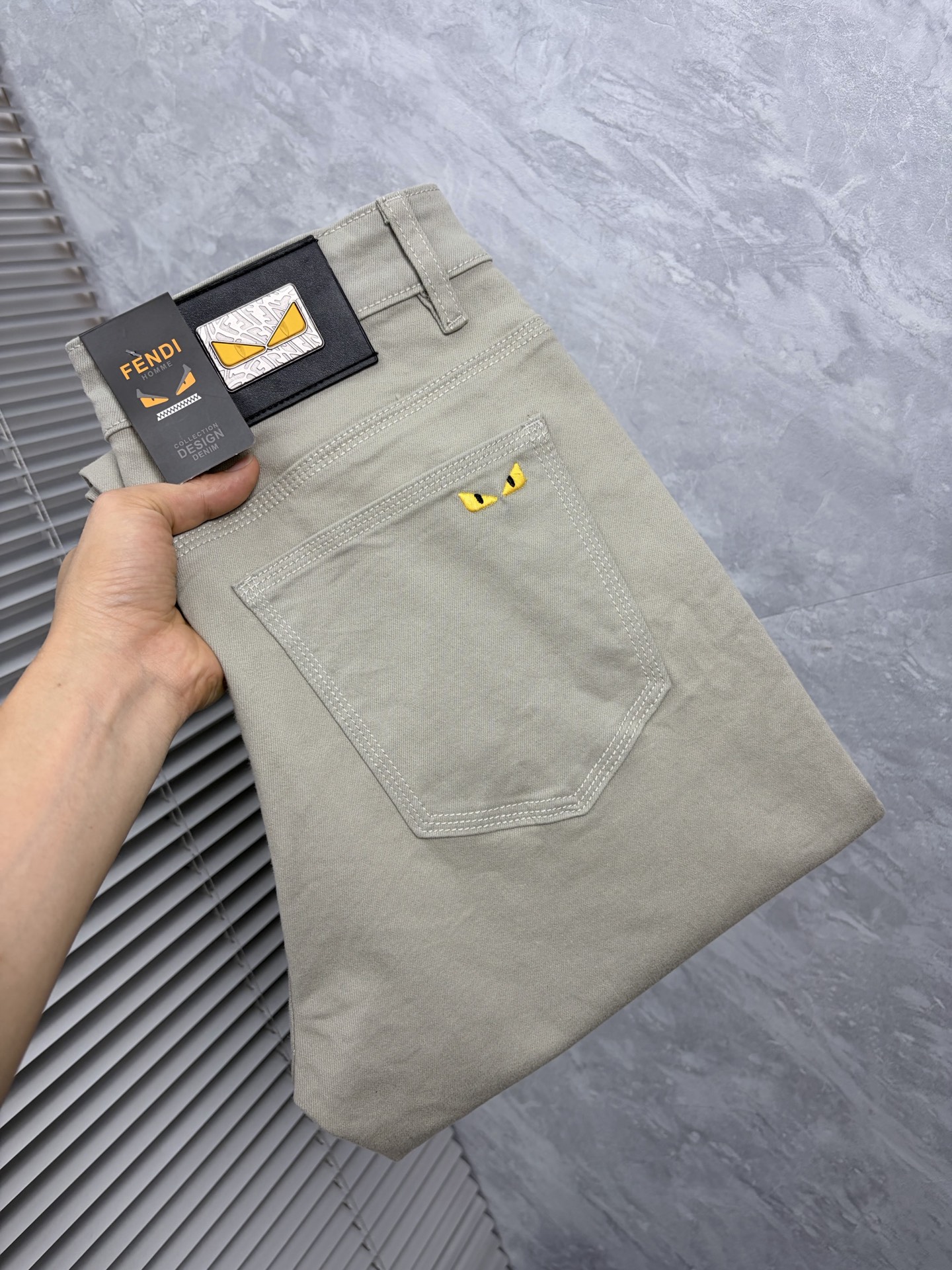 NO:877918,Fendi's 2026 new men's jeans are made of good elasticity. Exclusively available on the official website. Fashionable and elegant. Heavy craftsmanship design. Using original color yeast washing process. Selected imported heavyweight denim denim fabric. Equipped with counter hardware decoration. Genuine leather label. Exquisite stitching. Big brand style. Worth owning. Size 28-38, shipped next day,,fendi,jeans,19860909芬迪 2026新品男士牛仔裤 面料弹性好.独家发售 官网同步 时尚优雅 重工艺设计.采用原色酵母水洗工艺 精选进口重磅丹宁牛仔面料 配专柜五金装饰 真皮皮牌 精致车线 大牌风范 值得拥有.码数28-38,隔天出货,,fendi,jeans,,Men's clothing