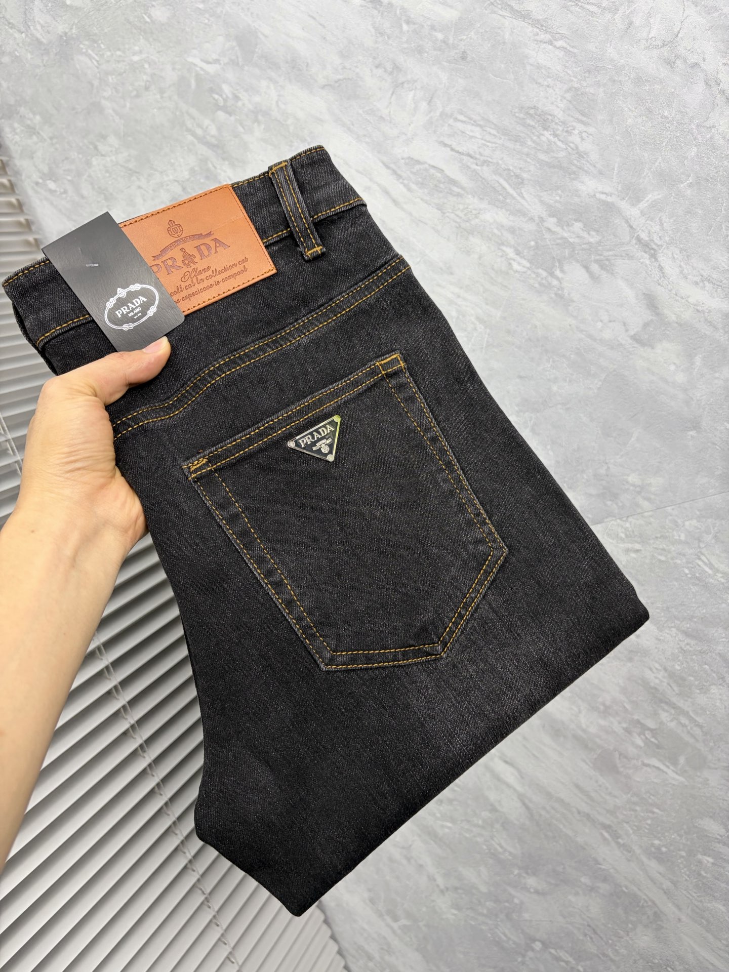NO:877920,Prada's 2026 new men's jeans have good fabric elasticity. Exclusively available on the official website. Fashionable and elegant. Heavy craftsmanship design. Adopt original color yeast washing process. Selected imported heavyweight denim denim fabric. Equipped with counter hardware decoration. Genuine leather label. Exquisite stitching. Big brand style. Worth owning. Size 28-38, shipped next day, prada,jeans,19860909普拉达 2026新品男士牛仔裤 面料弹性好.独家发售 官网同步 时尚优雅 重工艺设计.采用原色酵母水洗工艺 精选进口重磅丹宁牛仔面料 配专柜五金装饰 真皮皮牌 精致车线 大牌风范 值得拥有.码数28-38,隔天出货,,prada,jeans,,Men's clothing