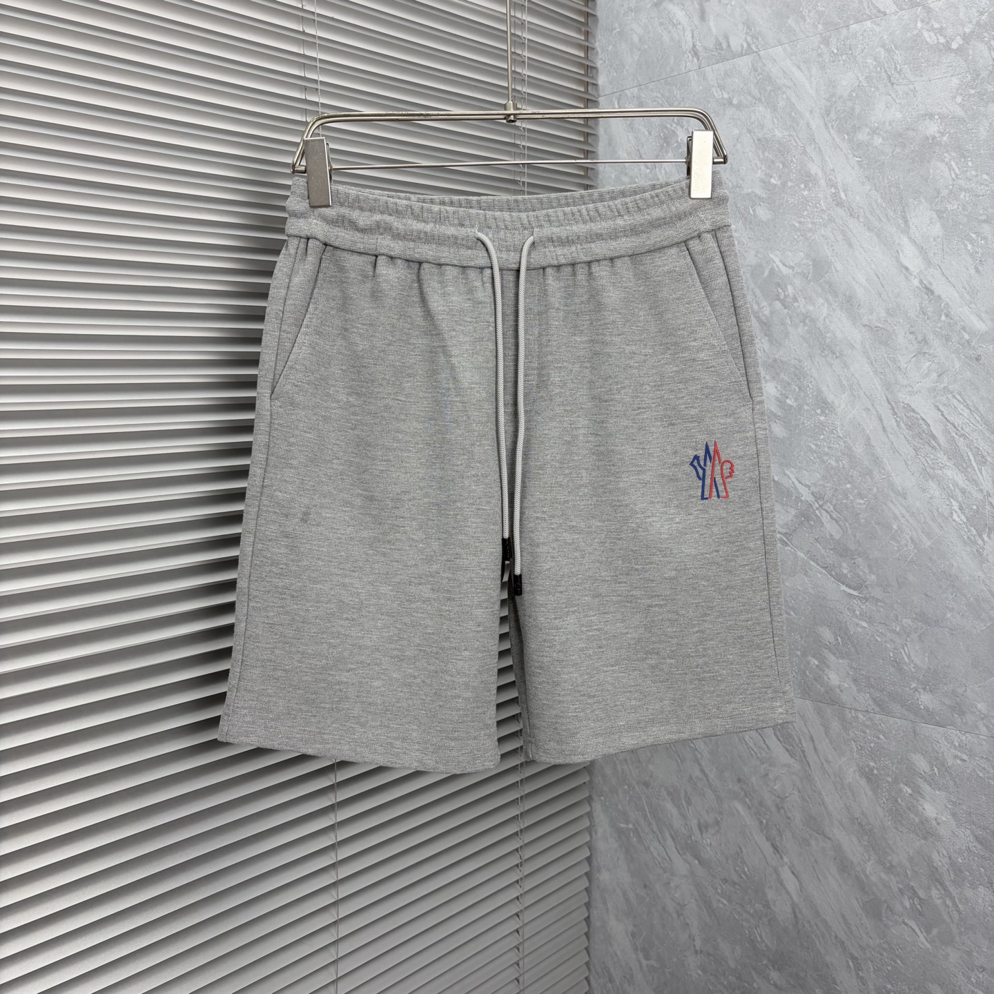 NO:906251,Mouth New Style is coming, 2026 spring and summer new casual pants and shorts, imported high-density customized waffle fabric, comfortable, soft and skin-friendly, straight and not easy to wrinkle, simple and clear, super versatile upper body effect, super fashionable and versatile, straight and stylish, a wardrobe must-have!  Suitable for any occasion, sizes M-4XL, next day shipping, Moncler, shorts,19860909蒙口 新款来袭 2026春夏新款休闲裤短裤,进口高密度定制华夫格面料,舒适柔软亲肤,笔挺不易起皱,简单明了,超级百搭上身效果超级棒时尚百搭,笔挺有型,衣橱必备！适合任何场合穿着,码数M-4XL,隔天出货,,Moncler,shorts,,Men's clothing