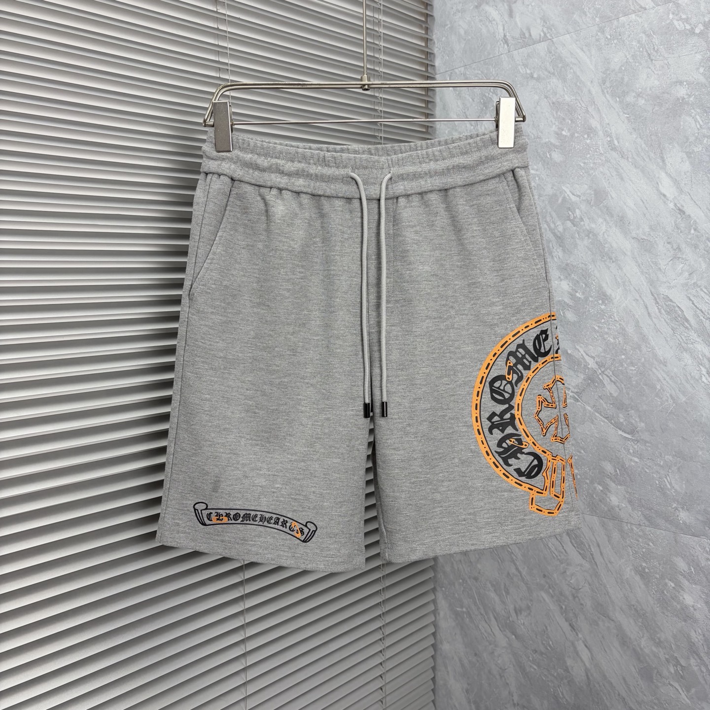 NO:906245,Crow Heart's new style is coming, 2026 spring and summer new casual pants and shorts, imported high-density customized waffle fabric, comfortable, soft and skin-friendly, straight and not easy to wrinkle, simple and clear, super versatile upper body effect, super fashionable and versatile, straight and stylish, a wardrobe must-have!  Suitable for any occasion, sizes M-4XL, next day shipping, chrome hearts, shorts,19860909克罗心 新款来袭 2026春夏新款休闲裤短裤,进口高密度定制华夫格面料,舒适柔软亲肤,笔挺不易起皱,简单明了,超级百搭上身效果超级棒时尚百搭,笔挺有型,衣橱必备！适合任何场合穿着,码数M-4XL,隔天出货,,chrome hearts,shorts,,Men's clothing
