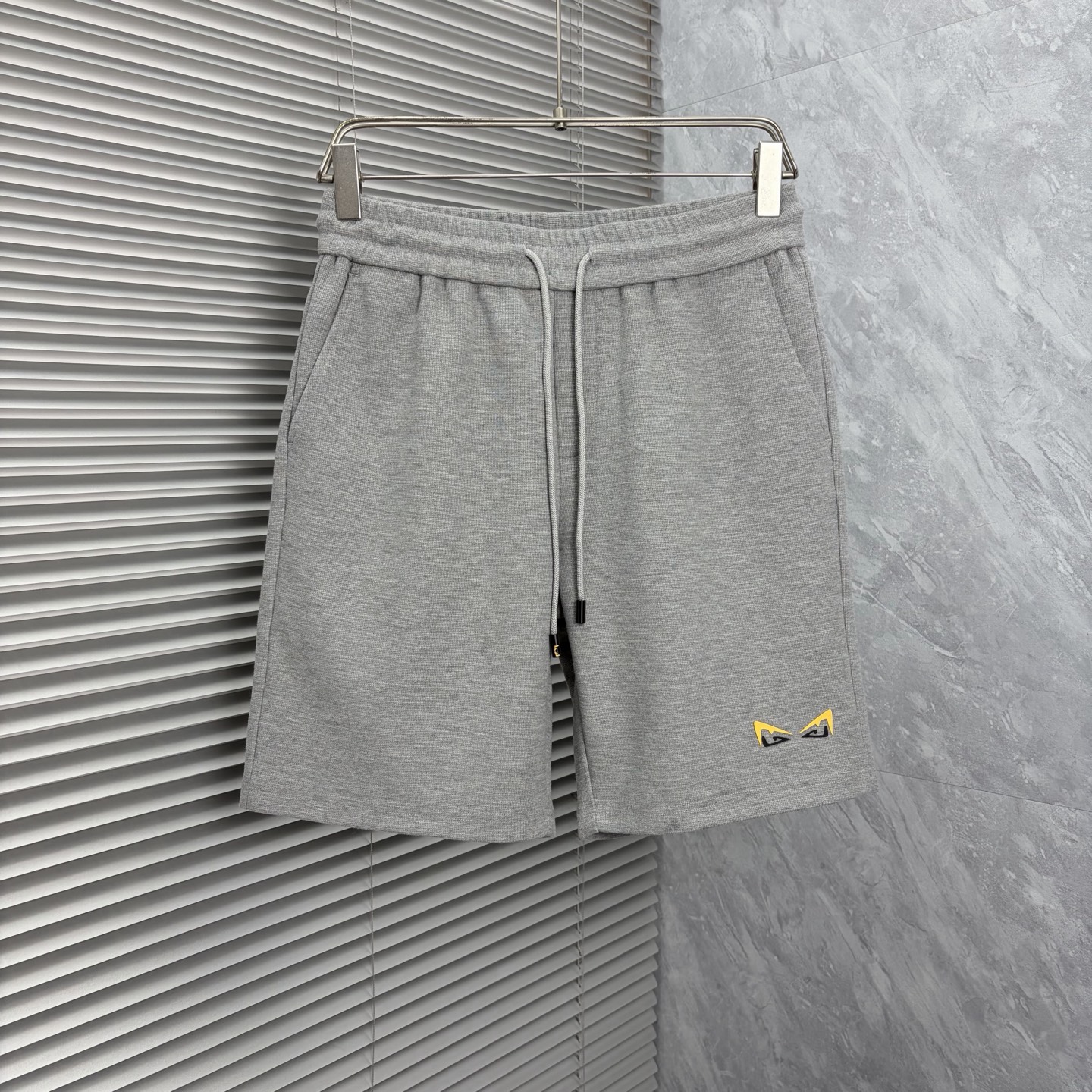 NO:906240,Fendi's new arrival, 2026 spring and summer new casual pants and shorts, imported high-density customized waffle fabric, comfortable, soft and skin-friendly, straight and not easy to wrinkle, simple and clear, super versatile upper body effect, super fashionable and versatile, straight and stylish, a wardrobe must-have!  Suitable for any occasion, sizes M-4XL, next day shipping, fendi, shorts,19860909芬迪 新款来袭 2026春夏新款休闲裤短裤,进口高密度定制华夫格面料,舒适柔软亲肤,笔挺不易起皱,简单明了,超级百搭上身效果超级棒时尚百搭,笔挺有型,衣橱必备！适合任何场合穿着,码数M-4XL,隔天出货,,fendi,shorts,,Men's clothing