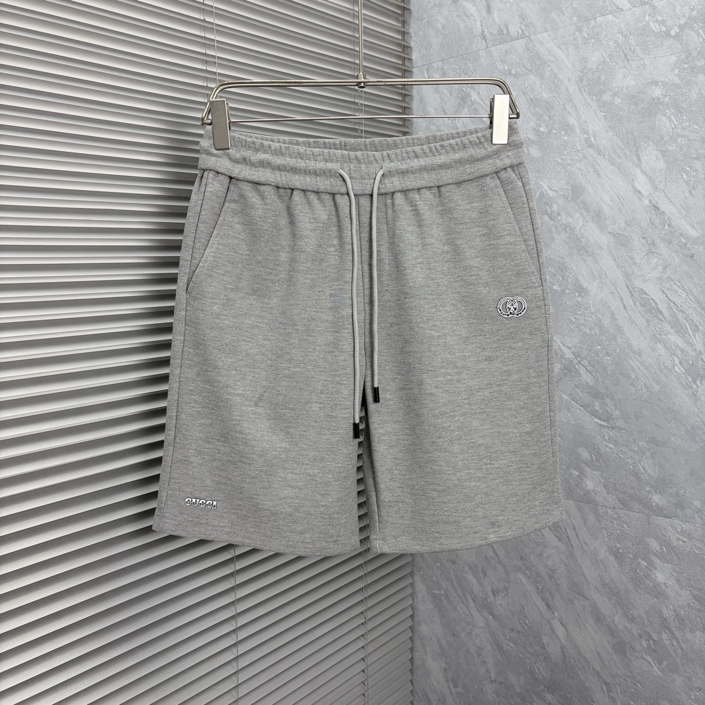 NO:906235,Gucci's new style is coming, 2026 spring and summer new casual pants and shorts, imported high-density customized waffle fabric, comfortable, soft and skin-friendly, straight and not easy to wrinkle, simple and clear, super versatile upper body effect, super fashionable and versatile, straight and stylish, a wardrobe must-have!  Suitable for any occasion, sizes M-4XL, next day shipping, shorts,19860909古奇 新款来袭 2026春夏新款休闲裤短裤,进口高密度定制华夫格面料,舒适柔软亲肤,笔挺不易起皱,简单明了,超级百搭上身效果超级棒时尚百搭,笔挺有型,衣橱必备！适合任何场合穿着,码数M-4XL,隔天出货,,shorts,,Men's clothing
