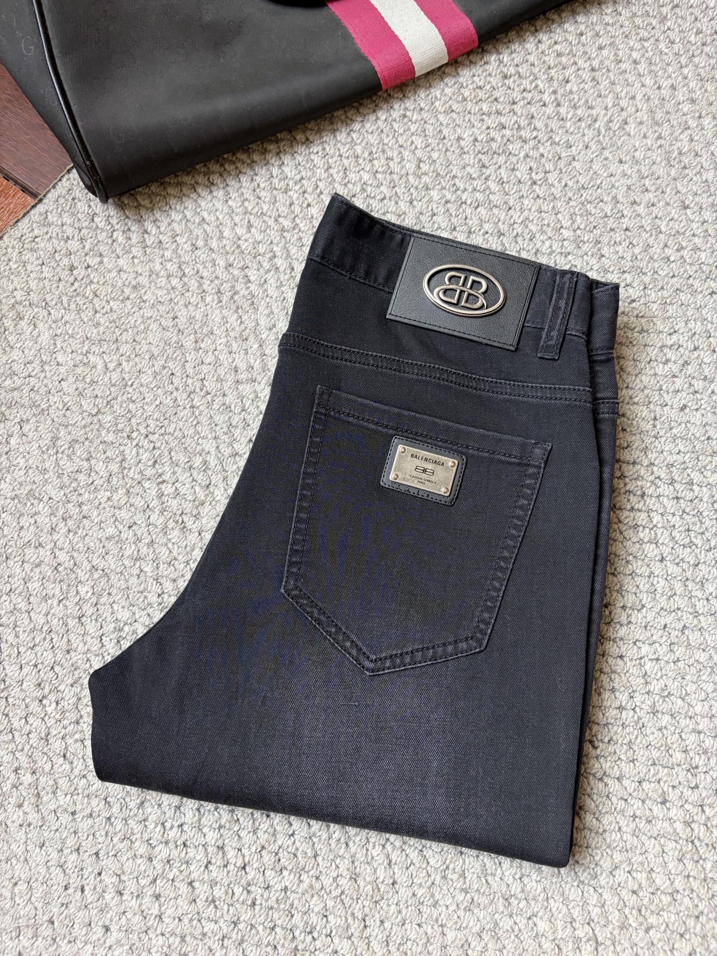 NO:910854,New slim fit straight jeans from Paris!  Heavy-duty fermentation and washing process, the slim straight version with elastic upper body is very comfortable, and it is very classy to wear. Needless to say, the style and tailoring of the pants, the G mesh logo is highly recognizable!  Truly a first-class top trendy product!  Really top-notch jeans, using Turkish cotton to produce the most famous denim fabric. The quality is outstanding. After heavy-duty fermentation and washing, the pants are very soft!  The straight-leg version is not picky and the upper body is absolutely stylish!  !  !  Size 29——3837,,jeans,19860909巴黎新款修身直筒牛仔裤！重工酵磨水洗工艺,修身直筒版型带弹力上身非常舒适,穿出去非常有档次,裤型款式和裁剪亦无需多言 ,G网Logo辨识度极高！真正一等一顶级潮品！真正殿堂级的牛仔裤,选用土耳其的棉花 生产出最有名的单宁布 品质卓然,经过重工酵磨水洗使得裤子很柔软！直脚的版型 不挑人 上身绝对的有型！！！尺码29——3837,,jeans,,Men's clothing