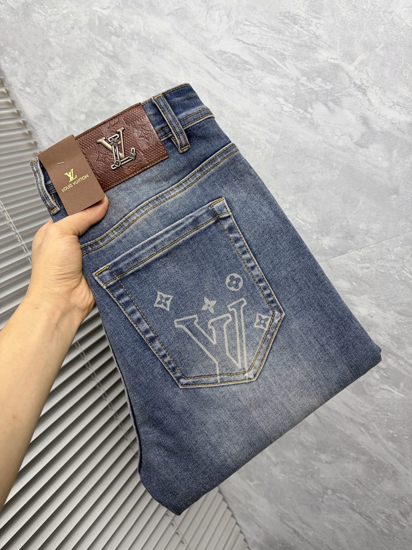 NO:877914,LV 2026 new men's jeans with good elasticity. Exclusively available on the official website. Fashionable and elegant. Heavy craftsmanship design. Using original color yeast washing process. Selected imported heavyweight denim denim fabric. Equipped with counter hardware decoration. Genuine leather label. Exquisite stitching. Big brand style. Worth owning. Size 28-38, shipped next day, Louis Vuitton, Jeans,19860909LV 2026新品男士牛仔裤 面料弹性好.独家发售 官网同步 时尚优雅 重工艺设计.采用原色酵母水洗工艺 精选进口重磅丹宁牛仔面料 配专柜五金装饰 真皮皮牌 精致车线 大牌风范 值得拥有.码数28-38,隔天出货,,louis vuitton,jeans,,Men's clothing