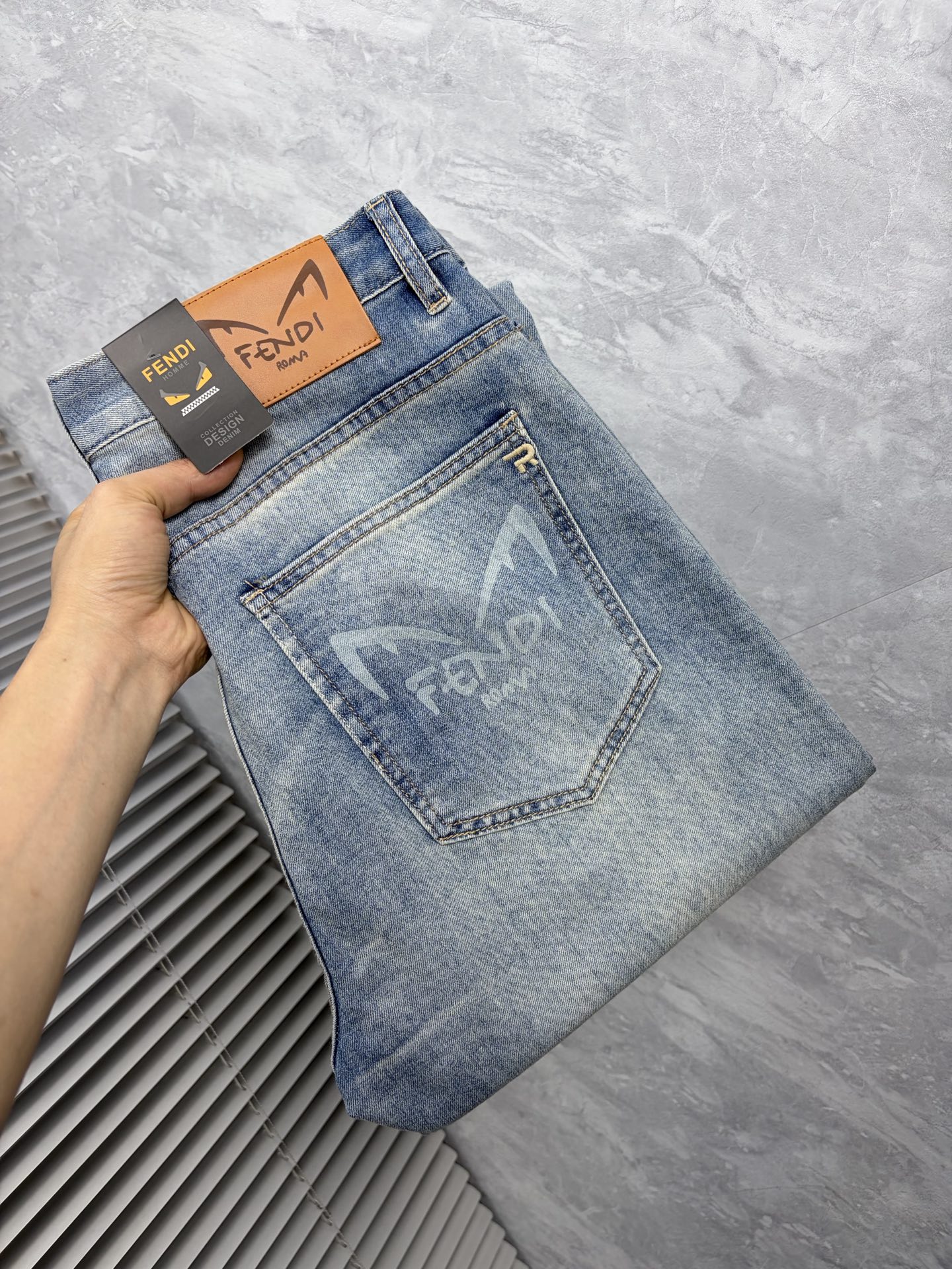 NO:877917,Fendi's 2026 new men's jeans are made of good elasticity. Exclusively available on the official website. Fashionable and elegant. Heavy craftsmanship design. Using original color yeast washing process. Selected imported heavyweight denim denim fabric. Equipped with counter hardware decoration. Genuine leather label. Exquisite stitching. Big brand style. Worth owning. Size 28-38, shipped next day,,fendi,jeans,19860909芬迪 2026新品男士牛仔裤 面料弹性好.独家发售 官网同步 时尚优雅 重工艺设计.采用原色酵母水洗工艺 精选进口重磅丹宁牛仔面料 配专柜五金装饰 真皮皮牌 精致车线 大牌风范 值得拥有.码数28-38,隔天出货,,fendi,jeans,,Men's clothing