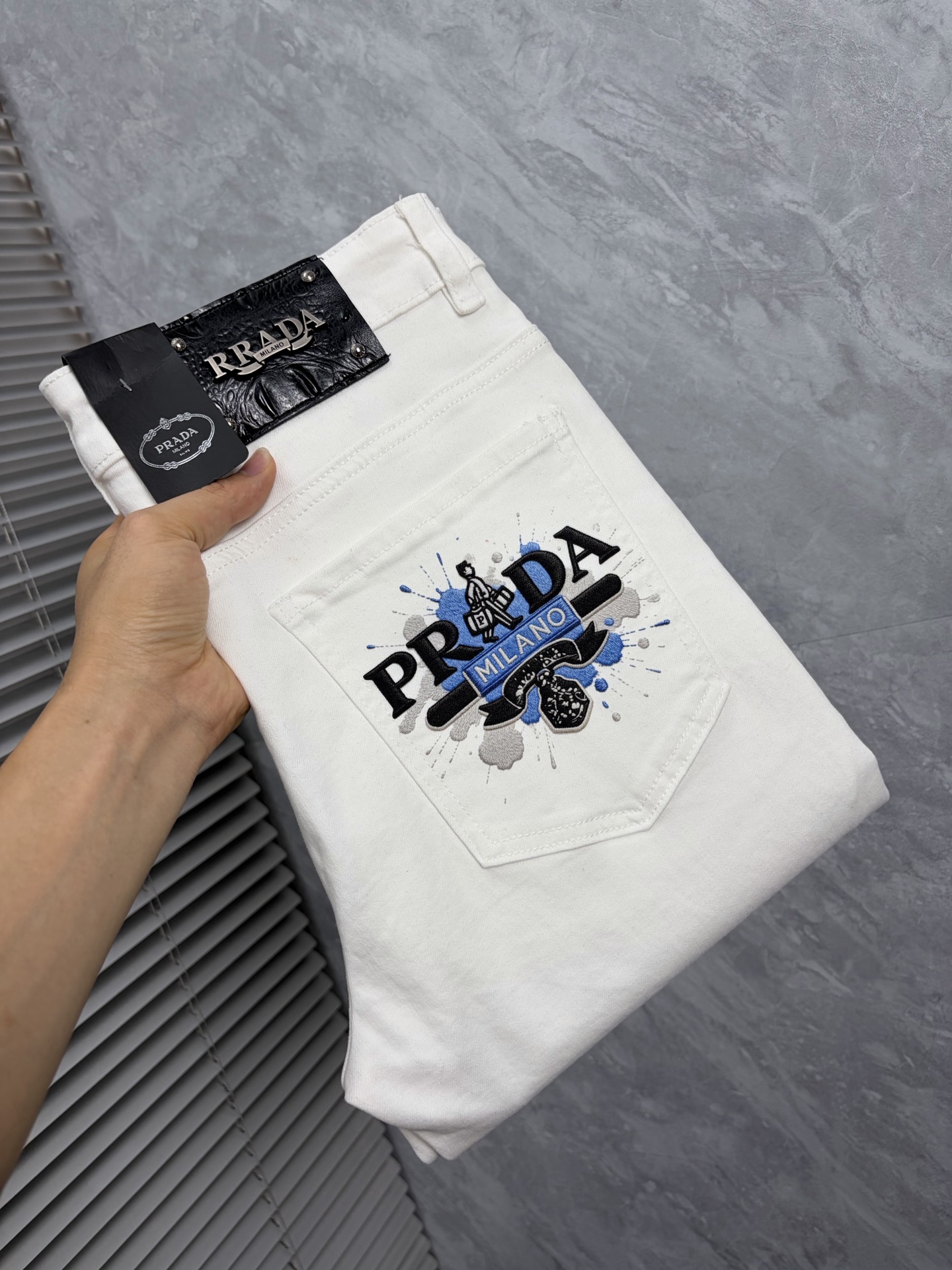 NO:937840,Prada's 2026 new men's jeans have good fabric elasticity. Exclusively available on the official website. Fashionable and elegant. Heavy craftsmanship design. Adopt original color yeast washing process. Selected imported heavyweight denim denim fabric. Equipped with counter hardware decoration. Genuine leather label. Exquisite stitching. Big brand style. Worth owning. Size 28-38, shipped next day, prada,jeans,19860909普拉达 2026新品男士牛仔裤 面料弹性好.独家发售 官网同步 时尚优雅 重工艺设计.采用原色酵母水洗工艺 精选进口重磅丹宁牛仔面料 配专柜五金装饰 真皮皮牌 精致车线 大牌风范 值得拥有.码数28-38,隔天出货,,prada,jeans,,Men's clothing