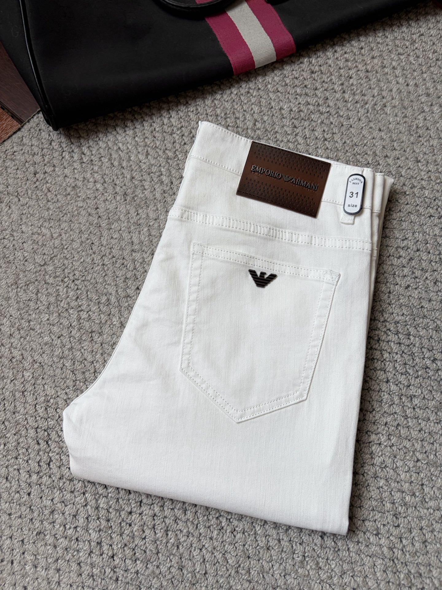 NO:937037,Armani's new slim straight jeans!  Heavy-duty fermentation and washing process, the slim straight version with elastic upper body is very comfortable, and it is very classy to wear. Needless to say, the style and tailoring of the pants, the G mesh logo is highly recognizable!  Truly a first-class top trendy product!  Really top-notch jeans, using Turkish cotton to produce the most famous denim fabric. The quality is outstanding. After heavy-duty fermentation and washing, the pants are very soft!  The straight-leg version is not picky and the upper body is absolutely stylish!  !  !  Size 29——3837,,armani,jeans,19860909阿玛尼 新款修身直筒牛仔裤！重工酵磨水洗工艺,修身直筒版型带弹力上身非常舒适,穿出去非常有档次,裤型款式和裁剪亦无需多言 ,G网Logo辨识度极高！真正一等一顶级潮品！真正殿堂级的牛仔裤,选用土耳其的棉花 生产出最有名的单宁布 品质卓然,经过重工酵磨水洗使得裤子很柔软！直脚的版型 不挑人 上身绝对的有型！！！尺码29——3837,,armani,jeans,,Men's clothing