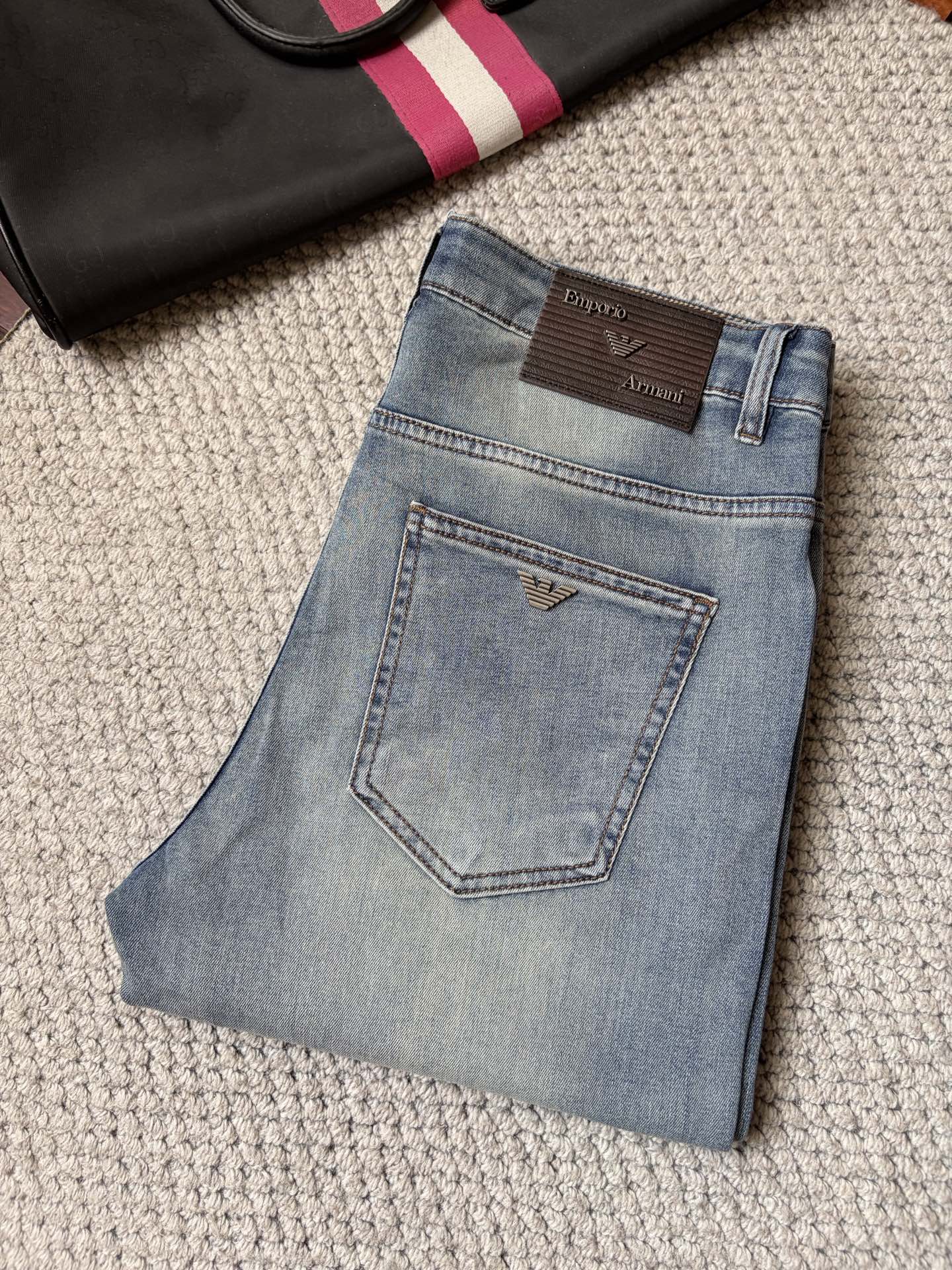 NO:937034,Armani’s new slim straight jeans!  Heavy-duty fermentation and washing process, the slim straight version with elastic upper body is very comfortable, and it is very classy to wear. Needless to say, the style and tailoring of the pants, the G mesh logo is highly recognizable!  Truly a first-class top trendy product!  Really top-notch jeans, using Turkish cotton to produce the most famous denim fabric. The quality is outstanding. After heavy-duty fermentation and washing, the pants are very soft!  The straight-leg version is not picky and the upper body is absolutely stylish!  !  !  Size 29——3837,,armani,jeans,19860909阿玛尼新款修身直筒牛仔裤！重工酵磨水洗工艺,修身直筒版型带弹力上身非常舒适,穿出去非常有档次,裤型款式和裁剪亦无需多言 ,G网Logo辨识度极高！真正一等一顶级潮品！真正殿堂级的牛仔裤,选用土耳其的棉花 生产出最有名的单宁布 品质卓然,经过重工酵磨水洗使得裤子很柔软！直脚的版型 不挑人 上身绝对的有型！！！尺码29——3837,,armani,jeans,,Men's clothing