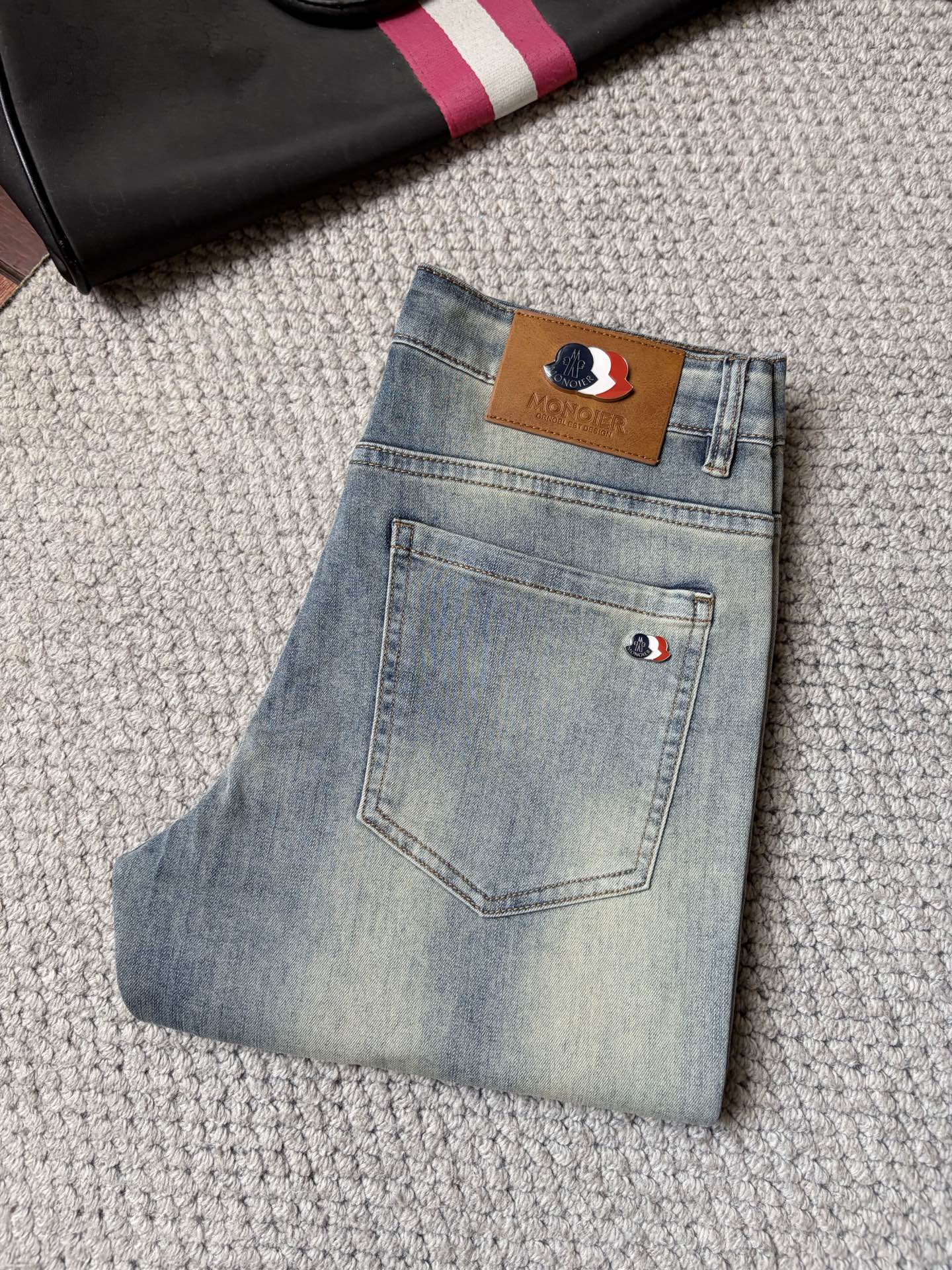 NO:910859,New slim fit straight jeans for Meng Mouth!  Heavy-duty fermentation and washing process, the slim straight version with elastic upper body is very comfortable, and it is very classy to wear. Needless to say, the style and tailoring of the pants, the G mesh logo is highly recognizable!  Truly a first-class top trendy product!  Really top-notch jeans, using Turkish cotton to produce the most famous denim fabric. The quality is outstanding. After heavy-duty fermentation and washing, the pants are very soft!  The straight-leg version is not picky and the upper body is absolutely stylish!  !  !  Size 29——3837,,Moncler,jeans,19860909蒙口新款修身直筒牛仔裤！重工酵磨水洗工艺,修身直筒版型带弹力上身非常舒适,穿出去非常有档次,裤型款式和裁剪亦无需多言 ,G网Logo辨识度极高！真正一等一顶级潮品！真正殿堂级的牛仔裤,选用土耳其的棉花 生产出最有名的单宁布 品质卓然,经过重工酵磨水洗使得裤子很柔软！直脚的版型 不挑人 上身绝对的有型！！！尺码29——3837,,Moncler,jeans,,Men's clothing