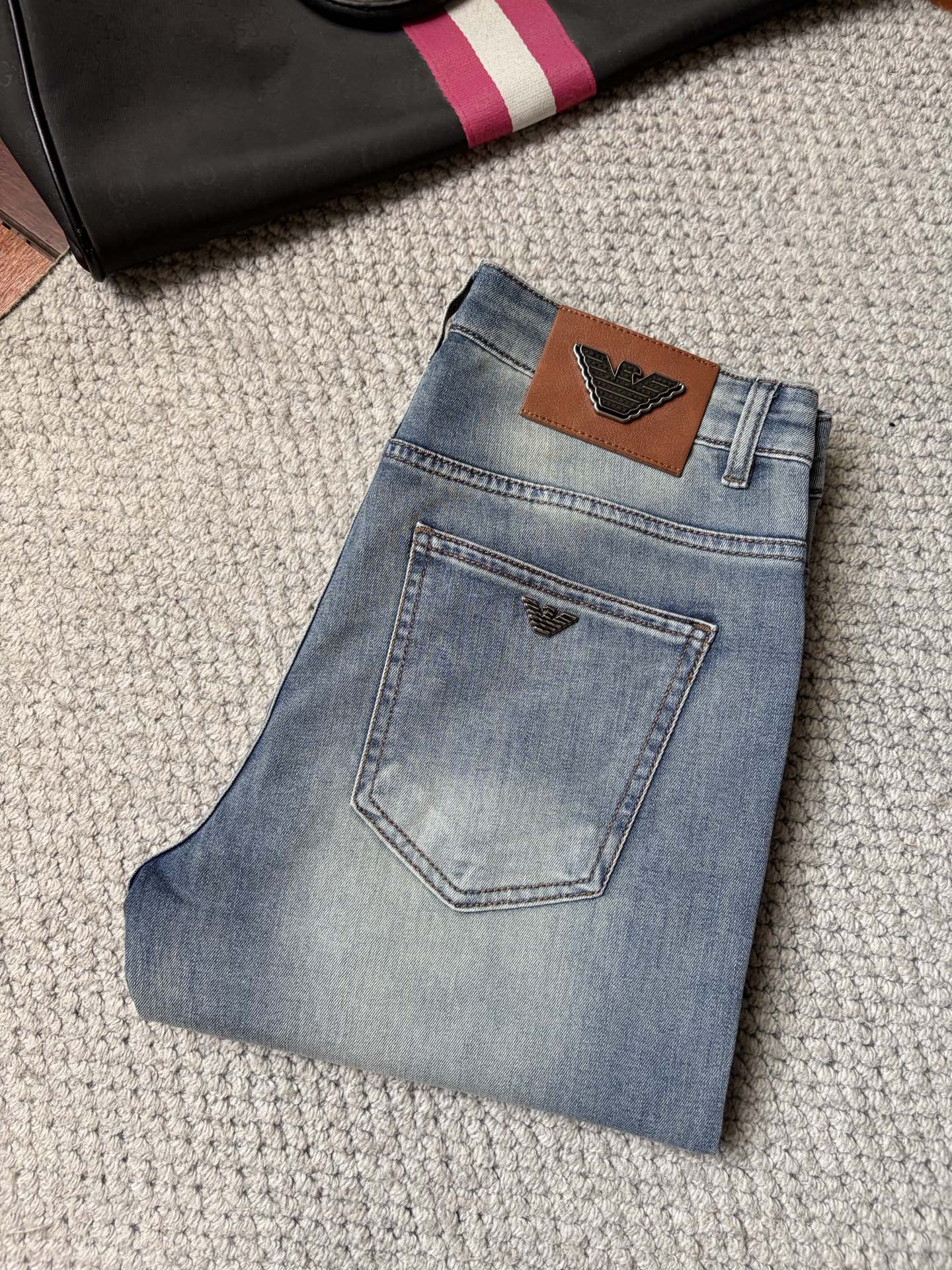 NO:937031,Armani’s new slim straight jeans!  Heavy-duty fermentation and washing process, the slim straight version with elastic upper body is very comfortable, and it is very classy to wear. Needless to say, the style and tailoring of the pants, the G mesh logo is highly recognizable!  Truly a first-class top trendy product!  Really top-notch jeans, using Turkish cotton to produce the most famous denim fabric. The quality is outstanding. After heavy-duty fermentation and washing, the pants are very soft!  The straight-leg version is not picky and the upper body is absolutely stylish!  !  !  Size 29——3837,,armani,jeans,19860909阿玛尼新款修身直筒牛仔裤！重工酵磨水洗工艺,修身直筒版型带弹力上身非常舒适,穿出去非常有档次,裤型款式和裁剪亦无需多言 ,G网Logo辨识度极高！真正一等一顶级潮品！真正殿堂级的牛仔裤,选用土耳其的棉花 生产出最有名的单宁布 品质卓然,经过重工酵磨水洗使得裤子很柔软！直脚的版型 不挑人 上身绝对的有型！！！尺码29——3837,,armani,jeans,,Men's clothing