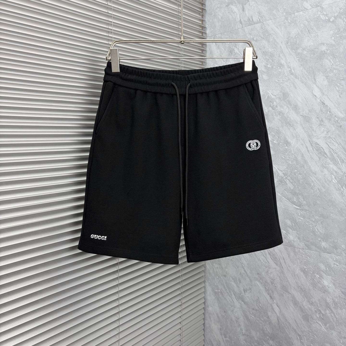 NO:927128,Gucci's new style is coming, 2026 spring and summer new casual pants and shorts, imported high-density customized waffle fabric, comfortable, soft and skin-friendly, straight and not easy to wrinkle, simple and clear, super versatile upper body effect, super fashionable and versatile, straight and stylish, a wardrobe must-have!  Suitable for any occasion, sizes M-4XL, next day shipping, shorts,19860909古奇 新款来袭 2026春夏新款休闲裤短裤,进口高密度定制华夫格面料,舒适柔软亲肤,笔挺不易起皱,简单明了,超级百搭上身效果超级棒时尚百搭,笔挺有型,衣橱必备！适合任何场合穿着,码数M-4XL,隔天出货,,shorts,,Men's clothing