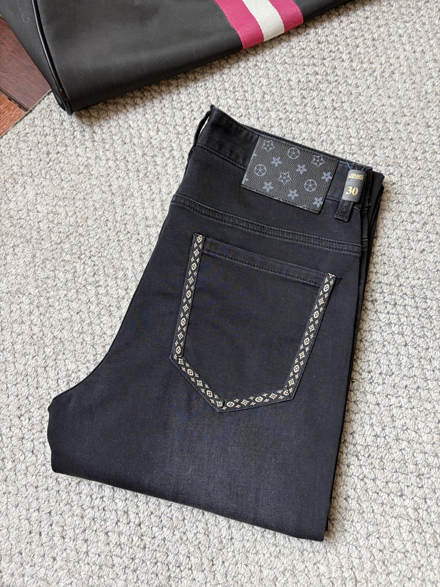 NO:937040,lv’s new slim straight jeans!  Heavy-duty fermentation and washing process, the slim straight version with elastic upper body is very comfortable, and it is very classy to wear. Needless to say, the style and tailoring of the pants, the G mesh logo is highly recognizable!  Truly a first-class top trendy product!  Really top-notch jeans, using Turkish cotton to produce the most famous denim fabric. The quality is outstanding. After heavy-duty fermentation and washing, the pants are very soft!  The straight-leg version is not picky and the upper body is absolutely stylish!  !  !  Size 29——3837,,louis vuitton,jeans,19860909lv新款修身直筒牛仔裤！重工酵磨水洗工艺,修身直筒版型带弹力上身非常舒适,穿出去非常有档次,裤型款式和裁剪亦无需多言 ,G网Logo辨识度极高！真正一等一顶级潮品！真正殿堂级的牛仔裤,选用土耳其的棉花 生产出最有名的单宁布 品质卓然,经过重工酵磨水洗使得裤子很柔软！直脚的版型 不挑人 上身绝对的有型！！！尺码29——3837,,louis vuitton,jeans,,Men's clothing