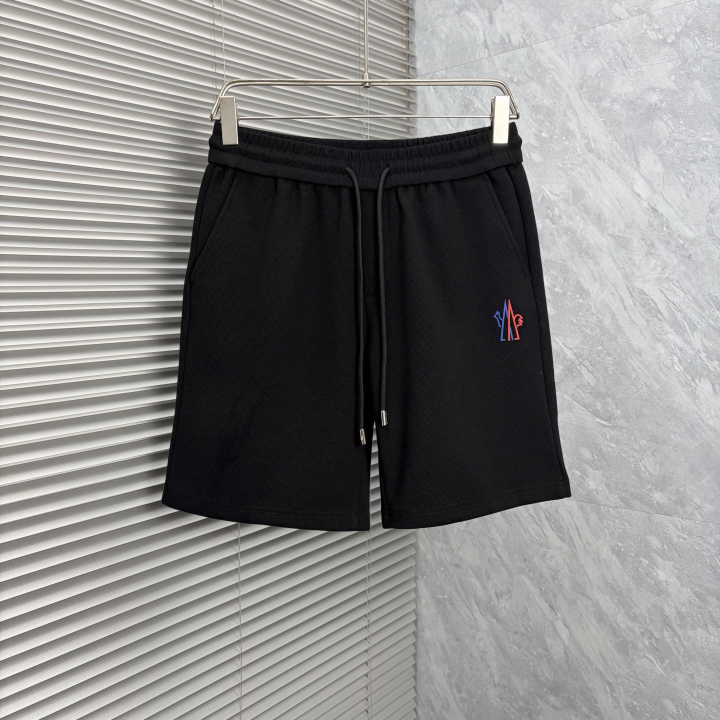NO:927138,Mouth New Style is coming, 2026 spring and summer new casual pants and shorts, imported high-density customized waffle fabric, comfortable, soft and skin-friendly, straight and not easy to wrinkle, simple and clear, super versatile upper body effect, super fashionable and versatile, straight and stylish, a wardrobe must-have!  Suitable for any occasion, sizes M-4XL, next day shipping, Moncler, shorts,19860909蒙口 新款来袭 2026春夏新款休闲裤短裤,进口高密度定制华夫格面料,舒适柔软亲肤,笔挺不易起皱,简单明了,超级百搭上身效果超级棒时尚百搭,笔挺有型,衣橱必备！适合任何场合穿着,码数M-4XL,隔天出货,,Moncler,shorts,,Men's clothing