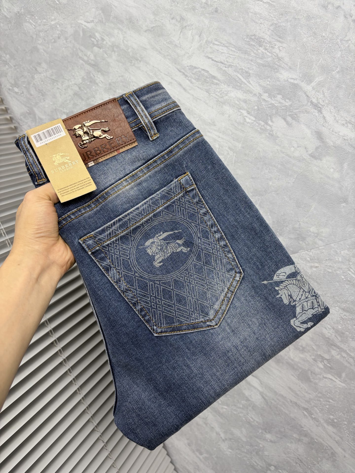 NO:877904,Burberry's 2026 new men's jeans are made of good elasticity. Exclusively available on the official website. Fashionable and elegant. Heavy craftsmanship design. Using original color yeast washing process. Selected imported heavyweight denim denim fabric. Equipped with counter hardware decoration. Genuine leather label. Exquisite stitching. Big brand style. Worth owning. Size 28-38, shipped next day, burberry, jeans,19860909巴宝莉 2026新品男士牛仔裤 面料弹性好.独家发售 官网同步 时尚优雅 重工艺设计.采用原色酵母水洗工艺 精选进口重磅丹宁牛仔面料 配专柜五金装饰 真皮皮牌 精致车线 大牌风范 值得拥有.码数28-38,隔天出货,,burberry,jeans,,Men's clothing