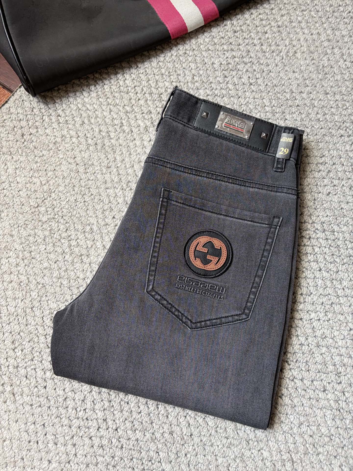 NO:910863,Gucci’s new slim straight jeans!  Heavy-duty fermentation and washing process, the slim straight version with elastic upper body is very comfortable, and it is very classy to wear. Needless to say, the style and tailoring of the pants, the G mesh logo is highly recognizable!  Truly a first-class top trendy product!  Really top-notch jeans, using Turkish cotton to produce the most famous denim fabric. The quality is outstanding. After heavy-duty fermentation and washing, the pants are very soft!  The straight-leg version is not picky and the upper body is absolutely stylish!  !  !  Size 29——3837,,jeans,19860909古奇 新款修身直筒牛仔裤！重工酵磨水洗工艺,修身直筒版型带弹力上身非常舒适,穿出去非常有档次,裤型款式和裁剪亦无需多言 ,G网Logo辨识度极高！真正一等一顶级潮品！真正殿堂级的牛仔裤,选用土耳其的棉花 生产出最有名的单宁布 品质卓然,经过重工酵磨水洗使得裤子很柔软！直脚的版型 不挑人 上身绝对的有型！！！尺码29——3837,,jeans,,Men's clothing