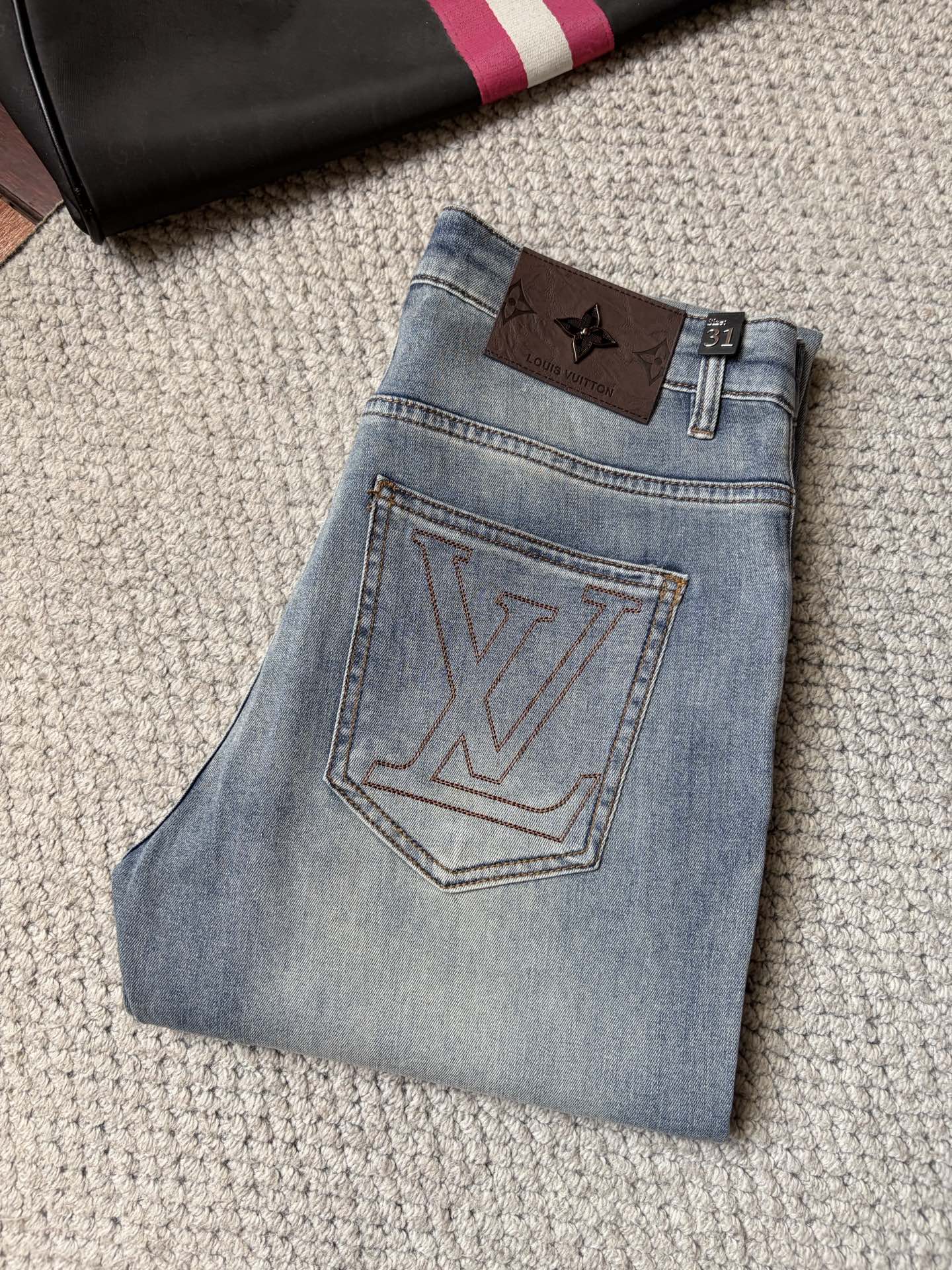 NO:910869,lv’s new slim straight jeans!  Heavy-duty fermentation and washing process, the slim straight version with elastic upper body is very comfortable, and it is very classy to wear. Needless to say, the style and tailoring of the pants, the G mesh logo is highly recognizable!  Truly a first-class top trendy product!  Really top-notch jeans, using Turkish cotton to produce the most famous denim fabric. The quality is outstanding. After heavy-duty fermentation and washing, the pants are very soft!  The straight-leg version is not picky and the upper body is absolutely stylish!  !  !  Size 29——3837,,louis vuitton,jeans,19860909lv新款修身直筒牛仔裤！重工酵磨水洗工艺,修身直筒版型带弹力上身非常舒适,穿出去非常有档次,裤型款式和裁剪亦无需多言 ,G网Logo辨识度极高！真正一等一顶级潮品！真正殿堂级的牛仔裤,选用土耳其的棉花 生产出最有名的单宁布 品质卓然,经过重工酵磨水洗使得裤子很柔软！直脚的版型 不挑人 上身绝对的有型！！！尺码29——3837,,louis vuitton,jeans,,Men's clothing