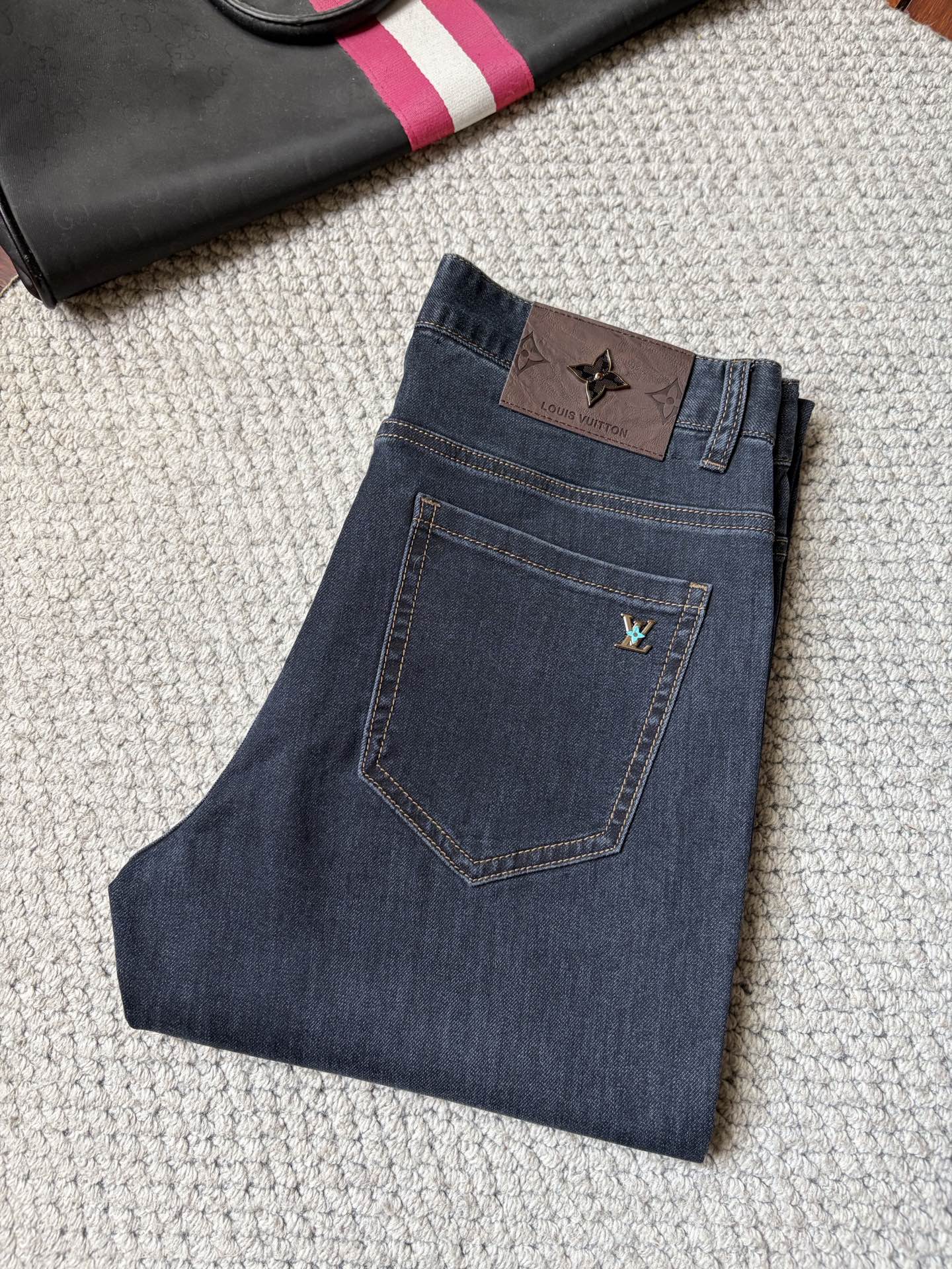 NO:910872,LV’s new slim straight jeans!  Heavy-duty fermentation and washing process, the slim straight version with elastic upper body is very comfortable, and it is very classy to wear. Needless to say, the style and tailoring of the pants, the G mesh logo is highly recognizable!  Truly a first-class top trendy product!  Really top-notch jeans, using Turkish cotton to produce the most famous denim fabric. The quality is outstanding. After heavy-duty fermentation and washing, the pants are very soft!  The straight-leg version is not picky and the upper body is absolutely stylish!  !  !  Size 29——3837,,louis vuitton,jeans,19860909LV新款修身直筒牛仔裤！重工酵磨水洗工艺,修身直筒版型带弹力上身非常舒适,穿出去非常有档次,裤型款式和裁剪亦无需多言 ,G网Logo辨识度极高！真正一等一顶级潮品！真正殿堂级的牛仔裤,选用土耳其的棉花 生产出最有名的单宁布 品质卓然,经过重工酵磨水洗使得裤子很柔软！直脚的版型 不挑人 上身绝对的有型！！！尺码29——3837,,louis vuitton,jeans,,Men's clothing