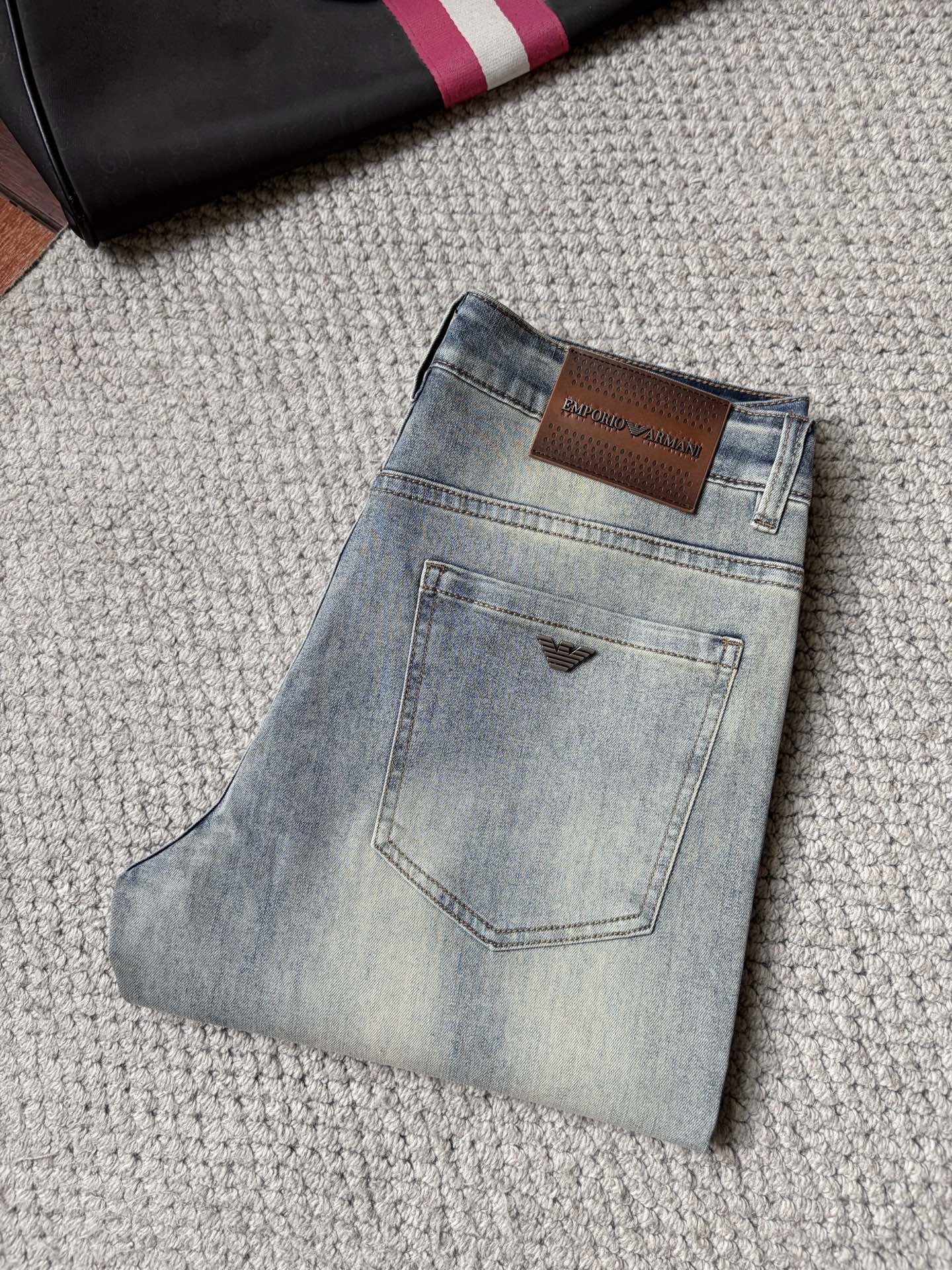 NO:910878,Armani’s new slim straight jeans!  Heavy-duty fermentation and washing process, the slim straight version with elastic upper body is very comfortable, and it is very classy to wear. Needless to say, the style and tailoring of the pants, the G mesh logo is highly recognizable!  Truly a first-class top trendy product!  Really top-notch jeans, using Turkish cotton to produce the most famous denim fabric. The quality is outstanding. After heavy-duty fermentation and washing, the pants are very soft!  The straight-leg version is not picky and the upper body is absolutely stylish!  !  !  Size 29——3837,,armani,jeans,19860909阿玛尼新款修身直筒牛仔裤！重工酵磨水洗工艺,修身直筒版型带弹力上身非常舒适,穿出去非常有档次,裤型款式和裁剪亦无需多言 ,G网Logo辨识度极高！真正一等一顶级潮品！真正殿堂级的牛仔裤,选用土耳其的棉花 生产出最有名的单宁布 品质卓然,经过重工酵磨水洗使得裤子很柔软！直脚的版型 不挑人 上身绝对的有型！！！尺码29——3837,,armani,jeans,,Men's clothing