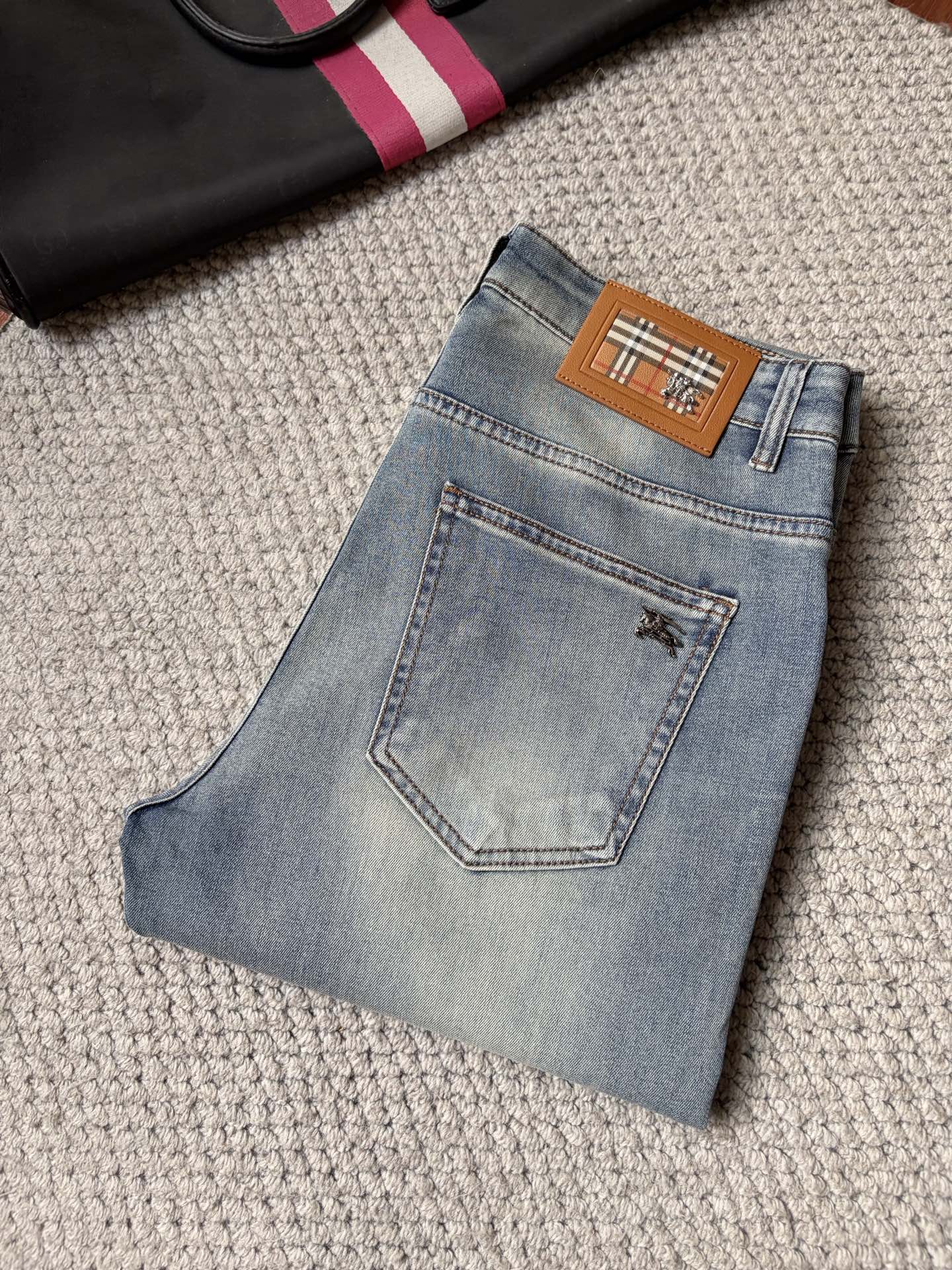 NO:910884,Burberry's new slim straight jeans!  Heavy-duty fermentation and washing process, the slim straight version with elastic upper body is very comfortable, and it is very classy to wear. Needless to say, the style and tailoring of the pants, the G mesh logo is highly recognizable!  Truly a first-class top trendy product!  Really top-notch jeans, using Turkish cotton to produce the most famous denim fabric. The quality is outstanding. After heavy-duty fermentation and washing, the pants are very soft!  The straight-leg version is not picky and the upper body is absolutely stylish!  !  !  Size 29——3837,,burberry,jeans,19860909巴宝莉 新款修身直筒牛仔裤！重工酵磨水洗工艺,修身直筒版型带弹力上身非常舒适,穿出去非常有档次,裤型款式和裁剪亦无需多言 ,G网Logo辨识度极高！真正一等一顶级潮品！真正殿堂级的牛仔裤,选用土耳其的棉花 生产出最有名的单宁布 品质卓然,经过重工酵磨水洗使得裤子很柔软！直脚的版型 不挑人 上身绝对的有型！！！尺码29——3837,,burberry,jeans,,Men's clothing