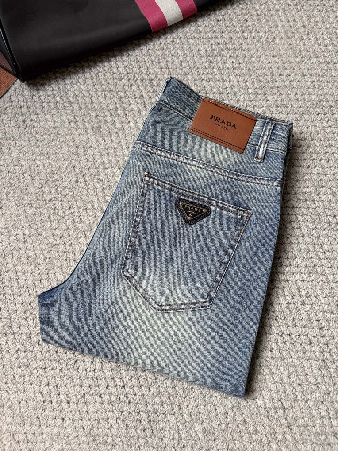 NO:910844,普拉达 新款修身直筒牛仔裤！  Heavy-duty fermentation and washing process, the slim straight version with elastic upper body is very comfortable, and it is very classy to wear. Needless to say, the style and tailoring of the pants, the G mesh logo is highly recognizable!  Truly a first-class top trendy product!  Really top-notch jeans, using Turkish cotton to produce the most famous denim fabric. The quality is outstanding. After heavy-duty fermentation and washing, the pants are very soft!  The straight-leg version is not picky and the upper body is absolutely stylish!  !  !  Size 29——3837,,prada,jeans,19860909普拉达 新款修身直筒牛仔裤！重工酵磨水洗工艺,修身直筒版型带弹力上身非常舒适,穿出去非常有档次,裤型款式和裁剪亦无需多言 ,G网Logo辨识度极高！真正一等一顶级潮品！真正殿堂级的牛仔裤,选用土耳其的棉花 生产出最有名的单宁布 品质卓然,经过重工酵磨水洗使得裤子很柔软！直脚的版型 不挑人 上身绝对的有型！！！尺码29——3837,,prada,jeans,,Men's clothing