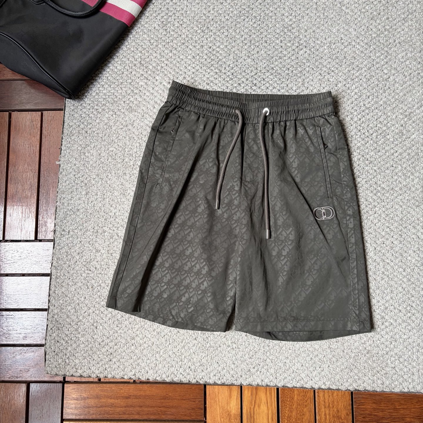 NO:907065,dr 2026ss summer new original counter casual shorts, luxury classic brand original LOGO accessories, counter best-selling style, very comfortable to wear, low-key yet luxurious, very classy to wear. Needless to say the trousers style and tailoring, the upper body is exquisite and high-end, first-class and top-quality materials. Really palace-level casual trousers. The cotton of Turkey is of outstanding quality. After heavy washing, the pants are very soft!  Don't be picky. The upper body is absolutely stylish and extremely luxurious. Please state your height and weight when placing an order for sizes M-3XL.,,shorts,19860909dr 2026ss夏季新款原单专柜休闲短裤,奢华经典品牌原版LOGO配饰 专柜热销款 身穿着非常舒适 低调不失奢华 穿出去非常有档次 裤型款式和裁剪亦无需多言 上身精致跃然高档一等一顶级质料 真正殿堂级的休闲裤 选用土耳其的棉花品质卓然,经过重水洗使得裤子很柔软！不挑人 上身绝对的有型 极度奢华. 尺码M-3XL下单报身高体重.,,shorts,,Men's clothing