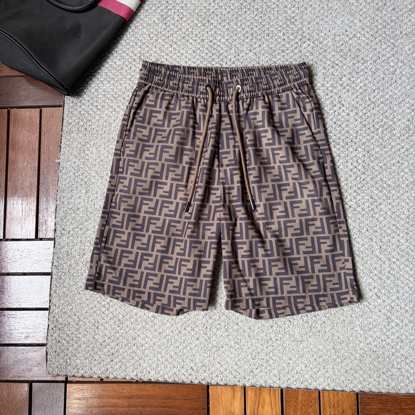 NO:932729,Fendi 2026ss summer new original counter casual shorts, luxury classic brand original LOGO accessories, counter best-selling style, very comfortable to wear, low-key yet luxurious, very classy to wear. Needless to say the trousers style and tailoring, the upper body is exquisite and high-end, first-class and top-quality materials. Really palace-level casual pants. The cotton of Turkey is of outstanding quality. After heavy washing, the pants are very soft!  Don't be picky, the upper body is absolutely stylish and extremely luxurious. Please quote your height and weight when ordering sizes M-3XL.,,fendi,shorts,19860909芬迪 2026ss夏季新款原单专柜休闲短裤,奢华经典品牌原版LOGO配饰 专柜热销款 身穿着非常舒适 低调不失奢华 穿出去非常有档次 裤型款式和裁剪亦无需多言 上身精致跃然高档一等一顶级质料 真正殿堂级的休闲裤 选用土耳其的棉花品质卓然,经过重水洗使得裤子很柔软！不挑人 上身绝对的有型 极度奢华. 尺码M-3XL下单报身高体重.,,fendi,shorts,,Men's clothing