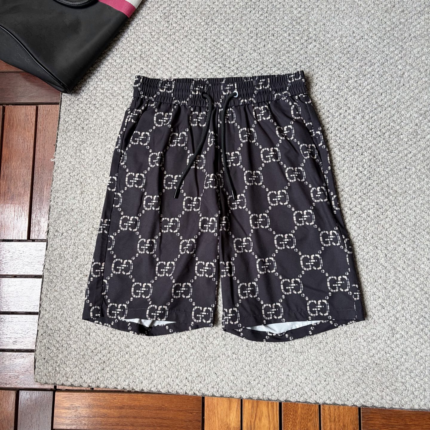 NO:907060,Gucci 2026ss summer new original counter casual shorts, luxury classic brand original LOGO accessories, counter best-selling model. Very comfortable to wear, low-key yet luxurious, very classy to wear. Needless to say the trousers style and tailoring. The upper body is exquisite and high-end, first-class and top-quality materials. Really palace-level casual pants. The cotton of Turkey is of outstanding quality. After heavy washing, the pants are very soft!  Don't be picky. The upper body is absolutely stylish and extremely luxurious. Please state your height and weight when placing an order for sizes M-3XL.,,shorts,19860909古奇 2026ss夏季新款原单专柜休闲短裤,奢华经典品牌原版LOGO配饰 专柜热销款 身穿着非常舒适 低调不失奢华 穿出去非常有档次 裤型款式和裁剪亦无需多言 上身精致跃然高档一等一顶级质料 真正殿堂级的休闲裤 选用土耳其的棉花品质卓然,经过重水洗使得裤子很柔软！不挑人 上身绝对的有型 极度奢华. 尺码M-3XL下单报身高体重.,,shorts,,Men's clothing
