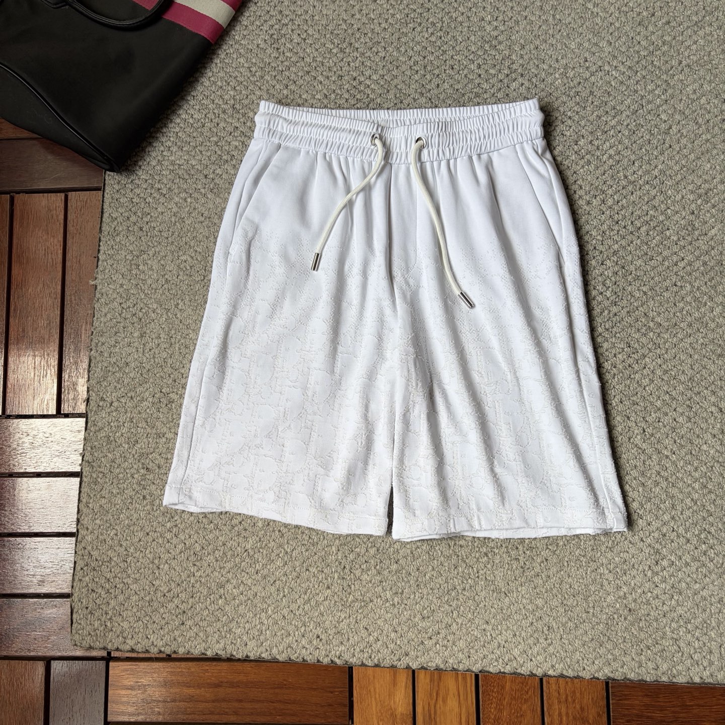 NO:907151,DR 2026ss summer new original counter casual shorts, luxury classic brand original LOGO accessories, counter best-selling model, very comfortable to wear, low-key yet luxurious, very classy to wear. Needless to say the trousers style and tailoring, the upper body is exquisite and high-end, first-class and top-quality materials. Really palace-level casual pants. The cotton of Turkey is of outstanding quality. After heavy washing, the pants are very soft!  Don't be picky. The upper body is absolutely stylish and extremely luxurious. Please state your height and weight when placing an order for sizes M-3XL.,,shorts,19860909DR 2026ss夏季新款原单专柜休闲短裤,奢华经典品牌原版LOGO配饰 专柜热销款 身穿着非常舒适 低调不失奢华 穿出去非常有档次 裤型款式和裁剪亦无需多言 上身精致跃然高档一等一顶级质料 真正殿堂级的休闲裤 选用土耳其的棉花品质卓然,经过重水洗使得裤子很柔软！不挑人 上身绝对的有型 极度奢华. 尺码M-3XL下单报身高体重.,,shorts,,Men's clothing