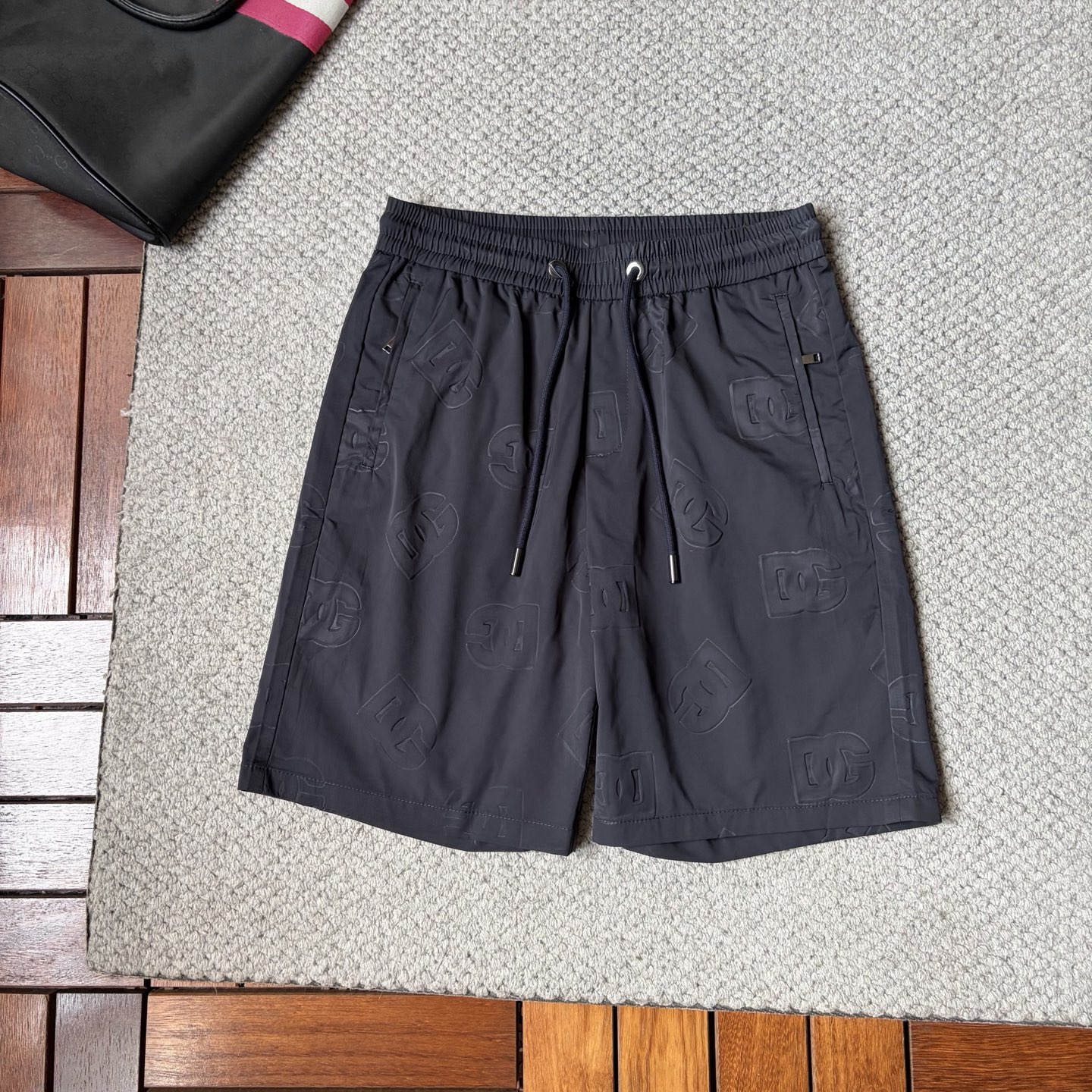 NO:907098,DG2026ss Summer New Original Counter Casual Shorts, Luxury Classic Brand Original LOGO Accessories, Best-Selling Counter, Very Comfortable to Wear, Low-key yet Luxurious, Very Classy to Wear. Needless to say, the trousers style and tailoring. The upper body is exquisite and high-end, made of first-class top quality materials. Truly palace-level casual trousers. The cotton of Turkish quality is selected. After heavy washing, the trousers are very soft!  Don't be picky. The upper body is absolutely stylish and extremely luxurious. Please state your height and weight when placing an order for sizes M-3XL.,,shorts,19860909DG2026ss夏季新款原单专柜休闲短裤,奢华经典品牌原版LOGO配饰 专柜热销款 身穿着非常舒适 低调不失奢华 穿出去非常有档次 裤型款式和裁剪亦无需多言 上身精致跃然高档一等一顶级质料 真正殿堂级的休闲裤 选用土耳其的棉花品质卓然,经过重水洗使得裤子很柔软！不挑人 上身绝对的有型 极度奢华. 尺码M-3XL下单报身高体重.,,shorts,,Men's clothing