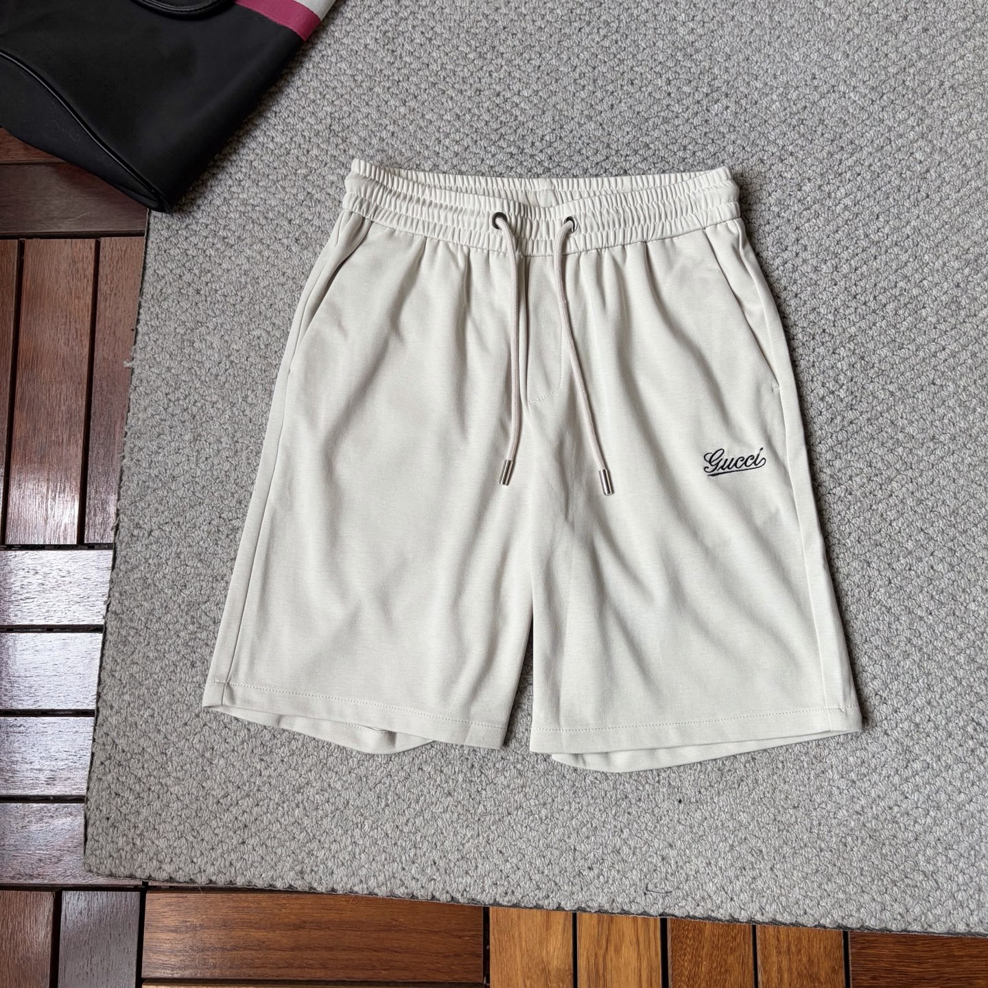 NO:932740,Gucci 2026ss summer new original counter casual shorts, luxury classic brand original LOGO accessories, counter best-selling model. Very comfortable to wear, low-key yet luxurious, very classy to wear. Needless to say the trousers style and tailoring. The upper body is exquisite and high-end, first-class and top-quality materials. Really palace-level casual pants. The cotton of Turkey is of outstanding quality. After heavy washing, the pants are very soft!  Don't be picky. The upper body is absolutely stylish and extremely luxurious. Please state your height and weight when placing an order for sizes M-3XL.,,shorts,19860909古奇 2026ss夏季新款原单专柜休闲短裤,奢华经典品牌原版LOGO配饰 专柜热销款 身穿着非常舒适 低调不失奢华 穿出去非常有档次 裤型款式和裁剪亦无需多言 上身精致跃然高档一等一顶级质料 真正殿堂级的休闲裤 选用土耳其的棉花品质卓然,经过重水洗使得裤子很柔软！不挑人 上身绝对的有型 极度奢华. 尺码M-3XL下单报身高体重.,,shorts,,Men's clothing