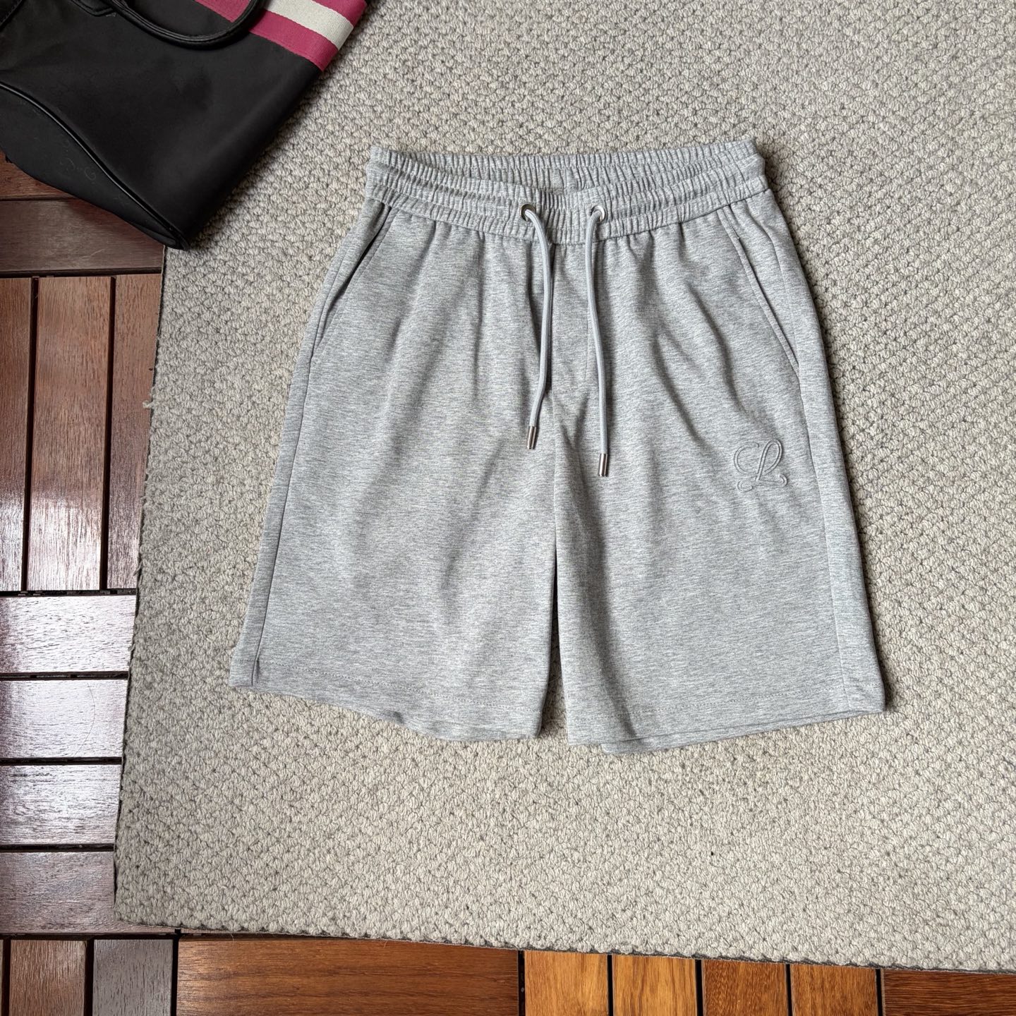 NO:932745,Loewe 2026ss summer new original counter casual shorts, luxury classic brand original LOGO accessories, counter best-selling model, very comfortable to wear, low-key yet luxurious, very classy to wear. Needless to say, the trousers style and tailoring. The upper body is exquisite and high-end, first-class and top-quality materials. Really palace-level casual trousers. The cotton of Turkey is of outstanding quality. After heavy washing, the pants are very soft!  Don't be picky, the upper body is absolutely stylish and extremely luxurious. Please quote your height and weight when ordering sizes M-3XL.,,loewe,shorts,19860909罗意威 2026ss夏季新款原单专柜休闲短裤,奢华经典品牌原版LOGO配饰 专柜热销款 身穿着非常舒适 低调不失奢华 穿出去非常有档次 裤型款式和裁剪亦无需多言 上身精致跃然高档一等一顶级质料 真正殿堂级的休闲裤 选用土耳其的棉花品质卓然,经过重水洗使得裤子很柔软！不挑人 上身绝对的有型 极度奢华. 尺码M-3XL下单报身高体重.,,loewe,shorts,,Men's clothing