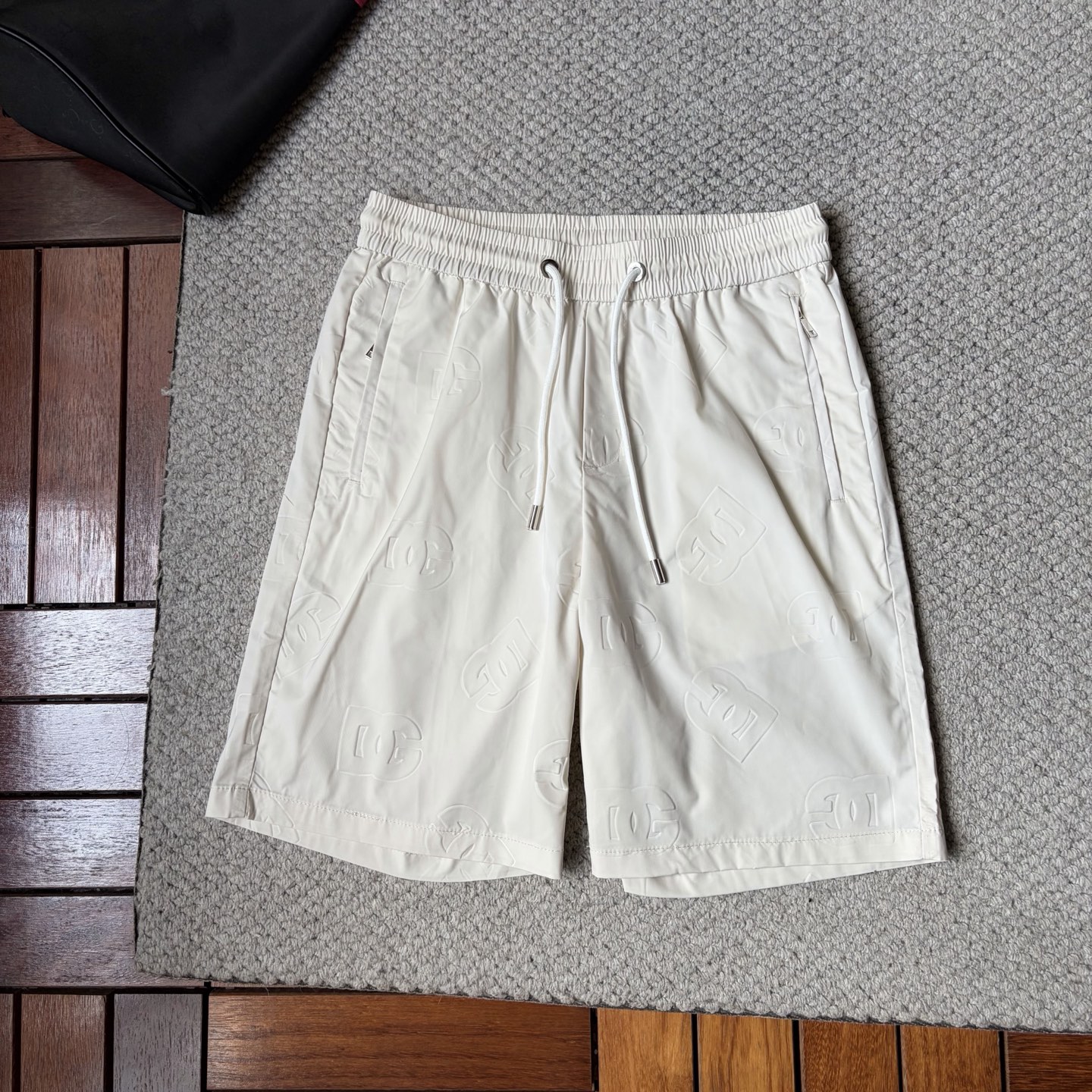 NO:932696,DG2026ss Summer New Original Counter Casual Shorts, Luxury Classic Brand Original LOGO Accessories, Best-Selling Counter, Very Comfortable to Wear, Low-key yet Luxurious, Very Classy to Wear. Needless to say, the trousers style and tailoring. The upper body is exquisite and high-end, made of first-class top quality materials. Truly palace-level casual trousers. The cotton of Turkish quality is selected. After heavy washing, the trousers are very soft!  Don't be picky. The upper body is absolutely stylish and extremely luxurious. Please state your height and weight when placing an order for sizes M-3XL.,,shorts,19860909DG2026ss夏季新款原单专柜休闲短裤,奢华经典品牌原版LOGO配饰 专柜热销款 身穿着非常舒适 低调不失奢华 穿出去非常有档次 裤型款式和裁剪亦无需多言 上身精致跃然高档一等一顶级质料 真正殿堂级的休闲裤 选用土耳其的棉花品质卓然,经过重水洗使得裤子很柔软！不挑人 上身绝对的有型 极度奢华. 尺码M-3XL下单报身高体重.,,shorts,,Men's clothing